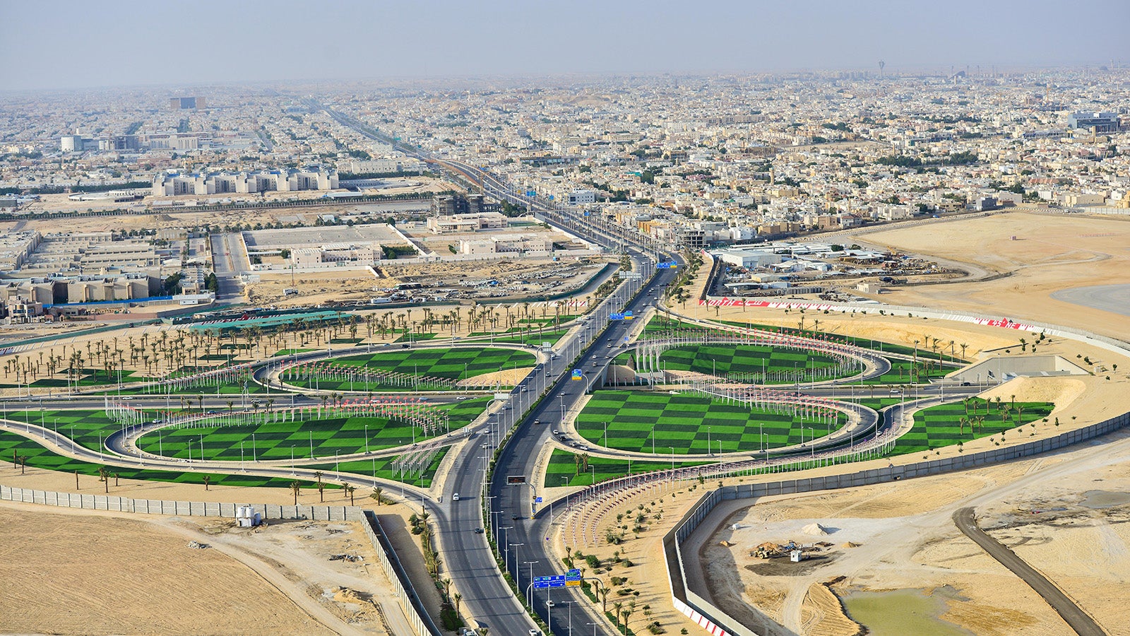 HANDOUT - 06.12.2013, Saudi-Arabien, Riad: Der ehemalige Flughafen, umgestaltet von den Landschaftsarchitekten B&ouml;deker zu einem Autobahnkreuz. Richard B&ouml;deker, der 2019 starb, kam 1973 nach Riad und war danach an zahlreichen Landschaftsprojekten in der Hauptstadt ma&szlig;geblich beteiligt. (zu dpa "Prachtg&auml;rten f&uuml;r die W&uuml;ste: Deutsche bauen gr&uuml;ne Oasen in Riad") Foto: Bjoern-Arne Eisermann/B&ouml;deker Landschaftsarchitekten/dpa - ACHTUNG: Nur zur redaktionellen Verwendung im Zusammenhang mit der aktuellen Berichterstattung und nur mit vollst&auml;ndiger Nennung des vorstehenden Credits +++ dpa-Bildfunk +++