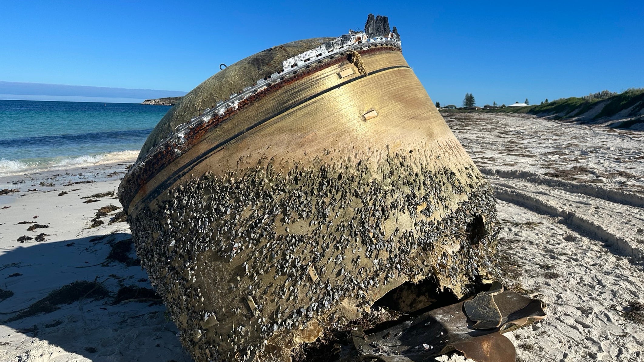 HANDOUT - 17.07.2023, Australien, Green Head: Das Bild der australischen Weltraumagentur zeigt ein zylindrisches Ger&auml;t, das am Strand von Green Head, etwa 250 Kilometer n&ouml;rdlich von Perth, angesp&uuml;lt wurde. In Australien r&auml;tseln Experten &uuml;ber die Herkunft des mysteri&ouml;sen Objekts. Es handele sich um eine Art zylinderf&ouml;rmigen Kanister aus leichtem Kohlefasermaterial, das knapp drei Meter hoch und 2,5 Meter breit sei. Foto: -/Australian Space Agency via AAP/dpa +++ dpa-Bildfunk +++