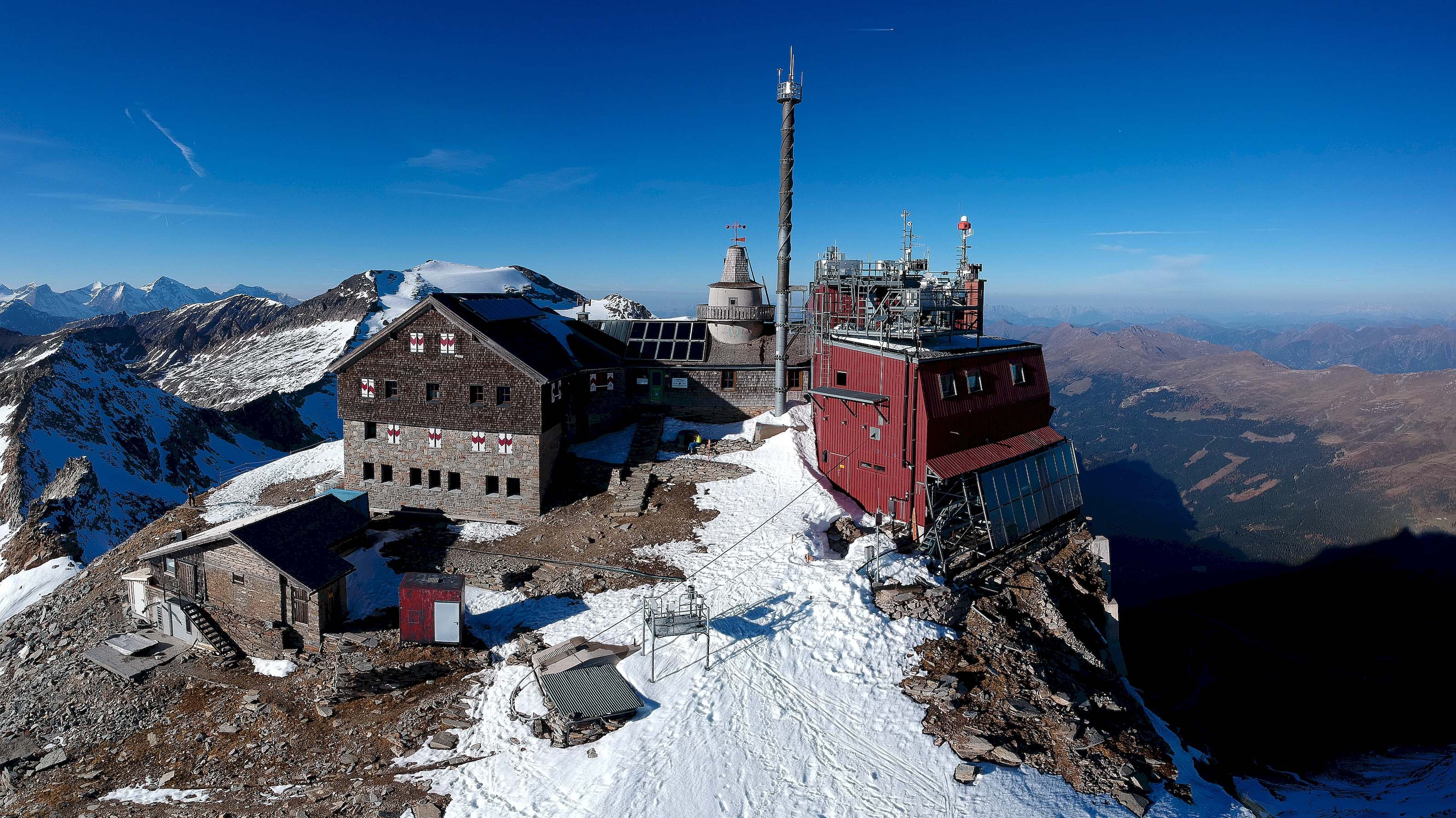 HANDOUT - 20.07.2023, &divide;sterreich, Rauris: Das Sonnblick Observatorium der GeoSphere Austria (Aufnahmedatum unbekannt). Auf dem Hohen Sonnblick, mit 3106 Metern einer der h&circ;heren Berge &divide;sterreichs, ist ein neuer W&permil;rmerekord aufgestellt worden. Am 11. Juli 2023 seien 15,7 Grad verzeichnet worden, berichteten die Wissenschaftler von Geosphere Austria am Donnerstag. (zu dpa "Neuer W&permil;rmerekord in &divide;sterreich mit fast 16 Grad auf 3106 Metern") Foto: GEOSPHERE AUSTRIA/WEYSS/APA/dpa - ACHTUNG: Nur zur redaktionellen Verwendung im Zusammenhang mit der aktuellen Berichterstattung und nur mit vollst&permil;ndiger Nennung des vorstehenden Credits +++ dpa-Bildfunk +++