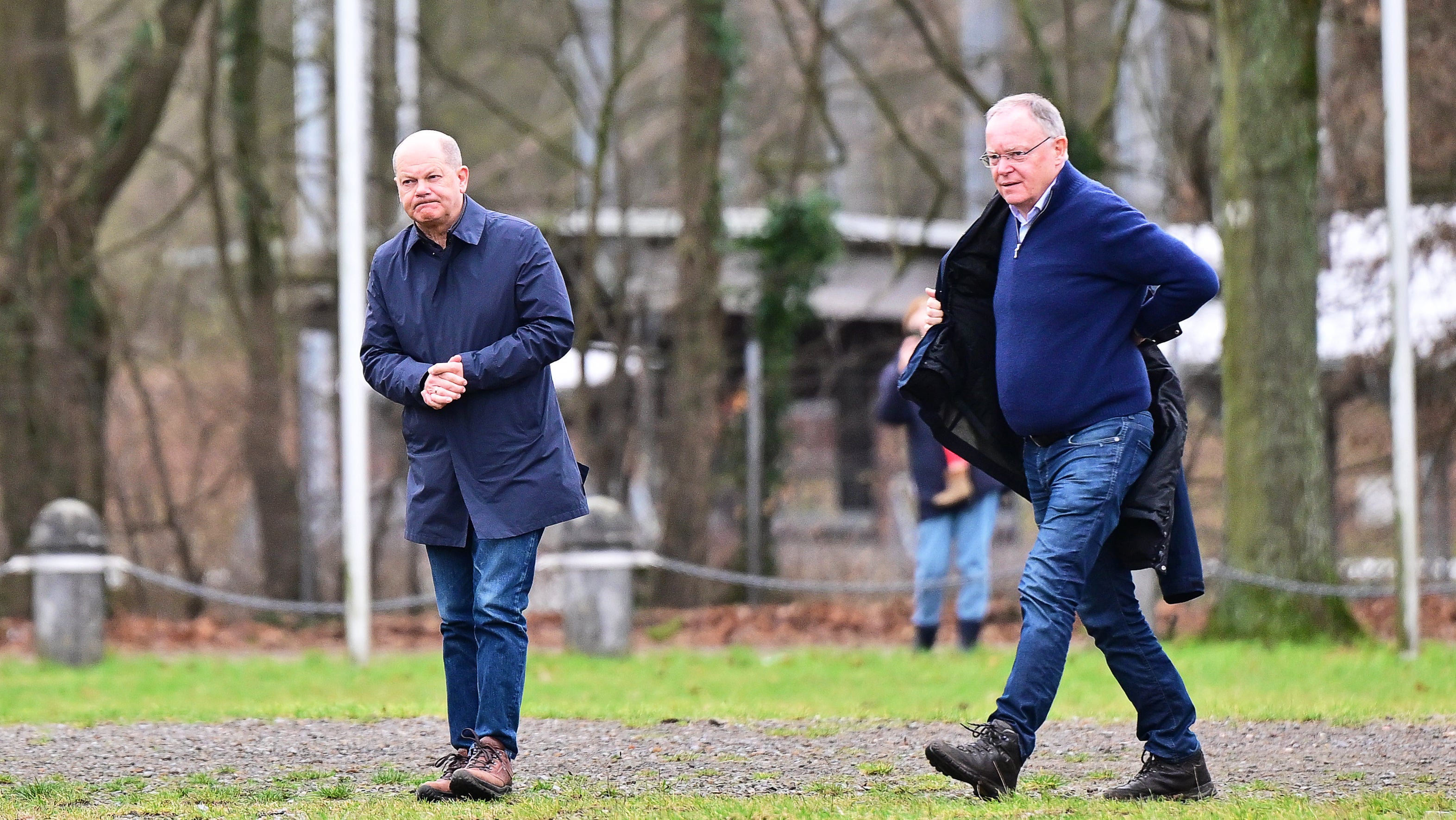 31.12.2023, Niedersachsen, Verden (aller): Bundeskanzler Olaf Scholz (SPD, l) wartet nach einem Rundflug &uuml;ber das Hochwassergebiet am Zusammenfluss von Weser und Aller auf Stephan Weil (SPD), Ministerpr&auml;sident von Niedersachsen. Bundeskanzler Olaf Scholz hat sich per Rundflug mit einem Helikopter der Luftwaffe einen Eindruck &uuml;ber die Hochwasserlage im Norden Niedersachsens verschafft. (Philipp Schulze/dpa)