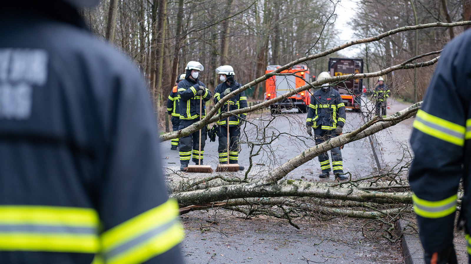 Orkantief Klaus hat vor allem die Feuerwehren im Norden auf Trab gehalten. In Hamburg st&uuml;rzten B&auml;ume um und es kam zu einem n&auml;chtlichen Hochwasser am Fischmarkt
Foto: Jonas Walzberg/dpa