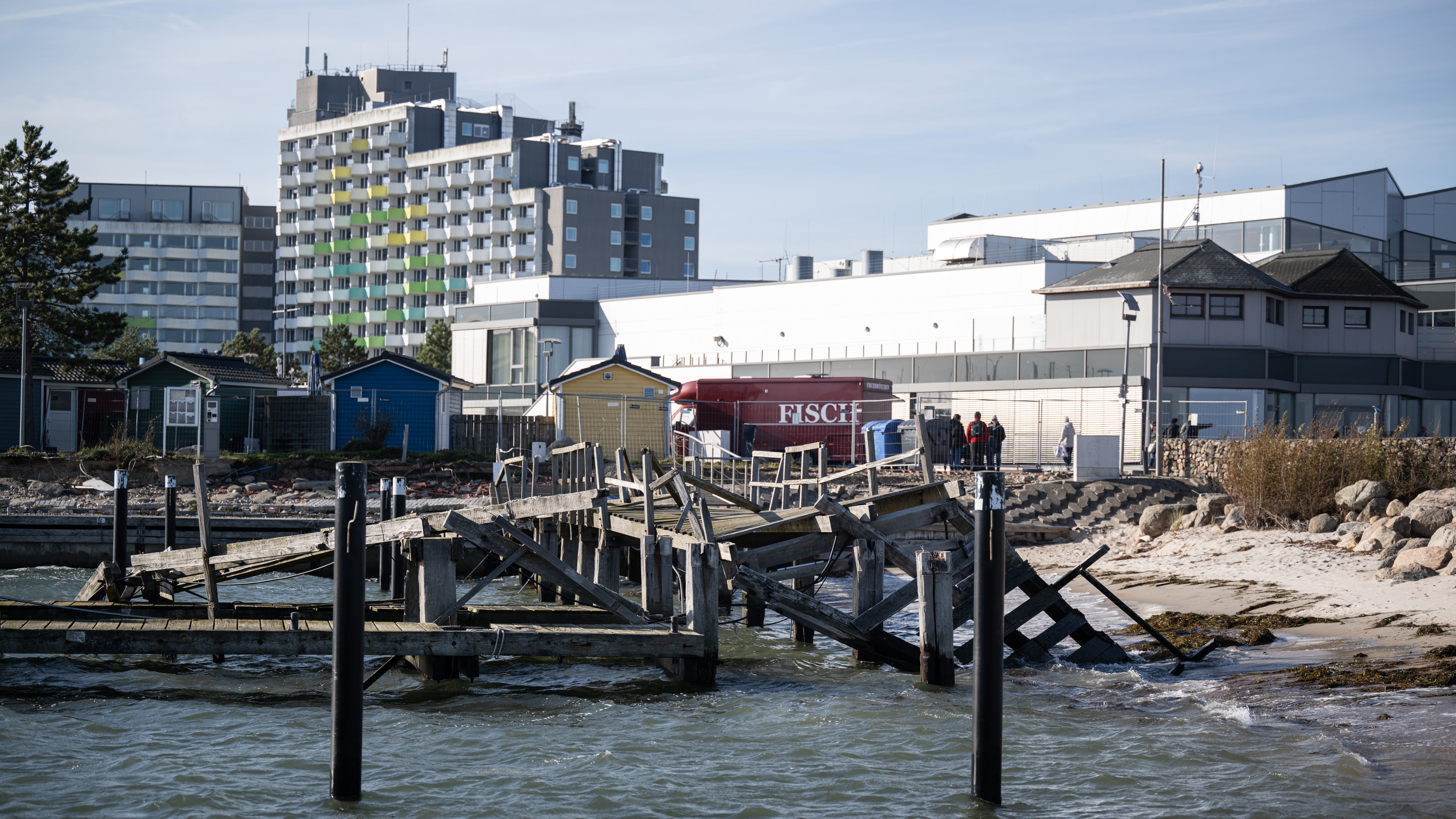 16.10.2024, Schleswig-Holstein, Damp: Blick auf einen besch&auml;digten Steg in der Hafenanlage von Damp. Im Hintergrund sind Wohnh&auml;user zu sehen. Eine Ostseesturmflut hatte im Herbst 2023 entlang der K&uuml;ste Deiche und Hafenanlagen besch&auml;digt oder zerst&ouml;rt. (Hannes P Albert/dpa)


