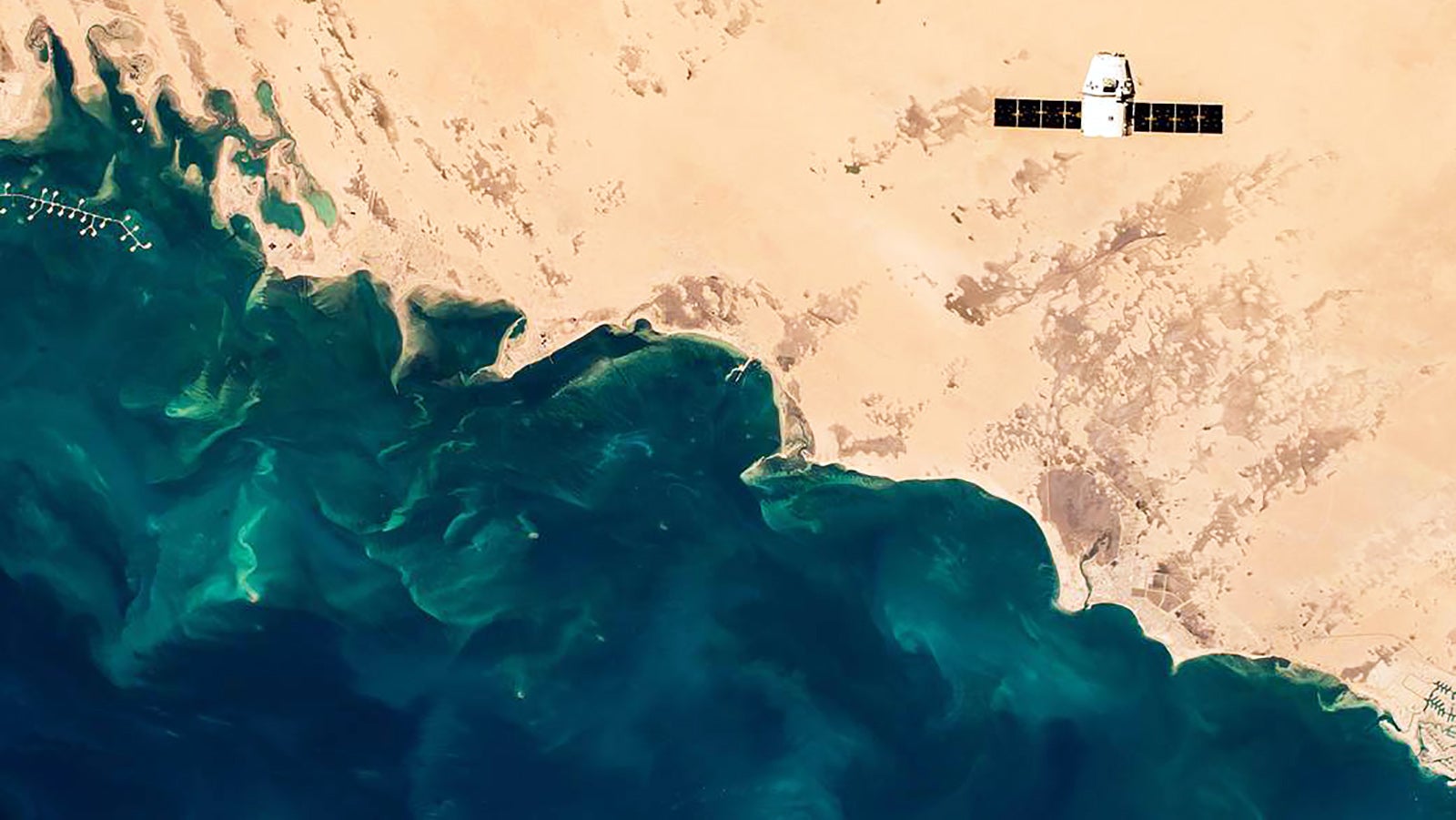 December 10, 2018 - Earth Atmosphere - Released Today: International Space Station Commander viewed SpaceX s Dragon cargo craft chasing the orbital laboratory. watched as the paceX Dragon 16 approached the station. The Dragon cargo craft contained supplies and experiments, including the Global Ecosystem Dynamics Investigation (GEDI), which will provide high-quality laser ranging observations of the Earth s forests; a small satellite deployment mechanism, called SlingShot to be installed in a Northrop Grumman Cygnus spacecraft prior to its departure from the space station and the Robotic Refueling Mission-3 (RRM3), among others. Earth Atmosphere PUBLICATIONxINxGERxSUIxAUTxONLY - ZUMAz03_ 20181210_shh_z03_890 Copyright: xGerstx