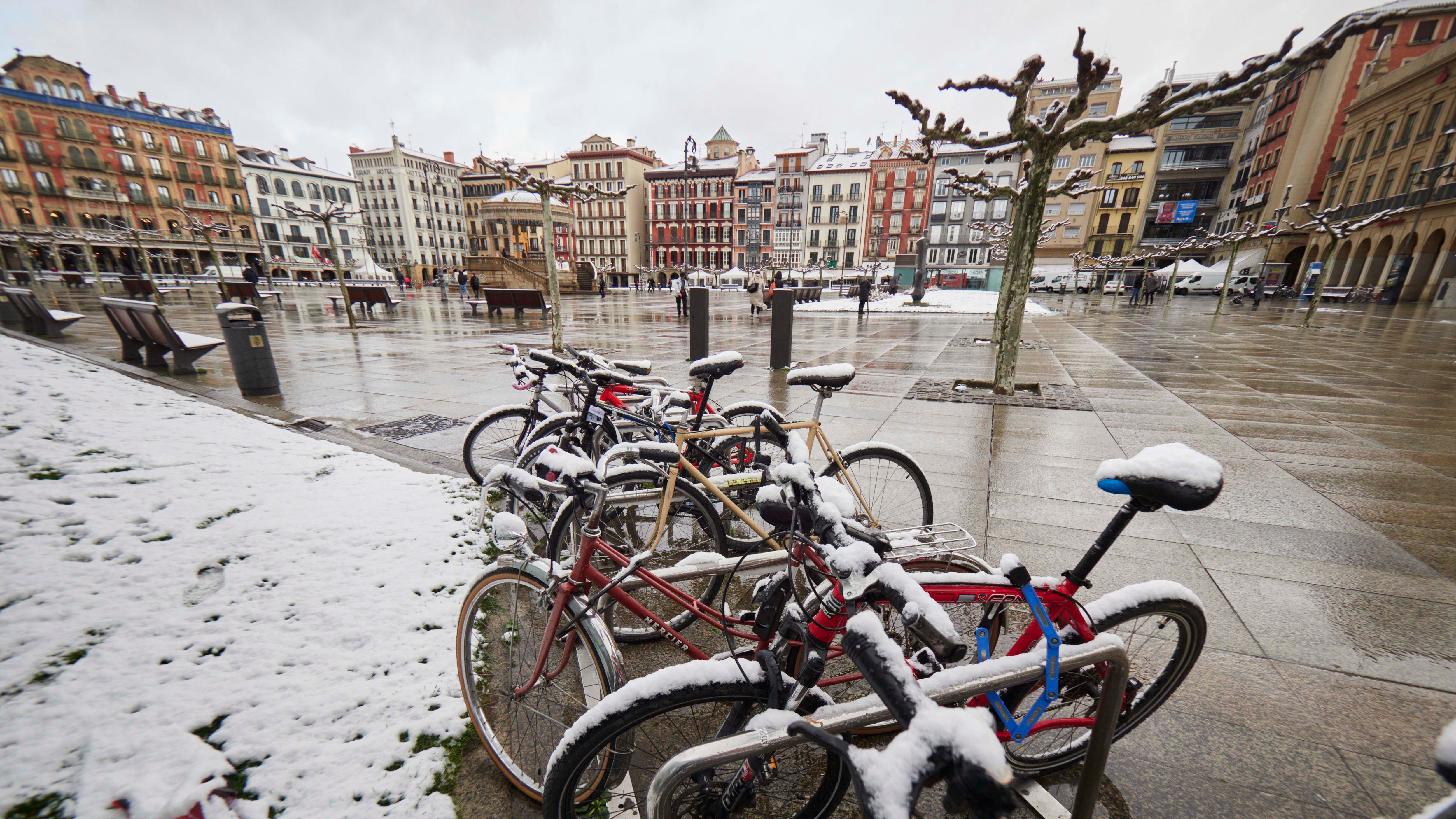 01.04.2022, Spanien, Pamplona: Schnee liegt auf Fahrr&auml;dern auf der Plaza del Castillo in Pamplona, Nordspanien. Die Sturmb&ouml;e &laquo;Ciril&raquo; wird heute in Nordspanien ab einer H&ouml;he von 300-400 Metern &uuml;ber dem Meeresspiegel starke Niederschl&auml;ge in Form von Schnee bringen. Foto: Eduardo Sanz/EUROPA PRESS/dpa +++ dpa-Bildfunk +++