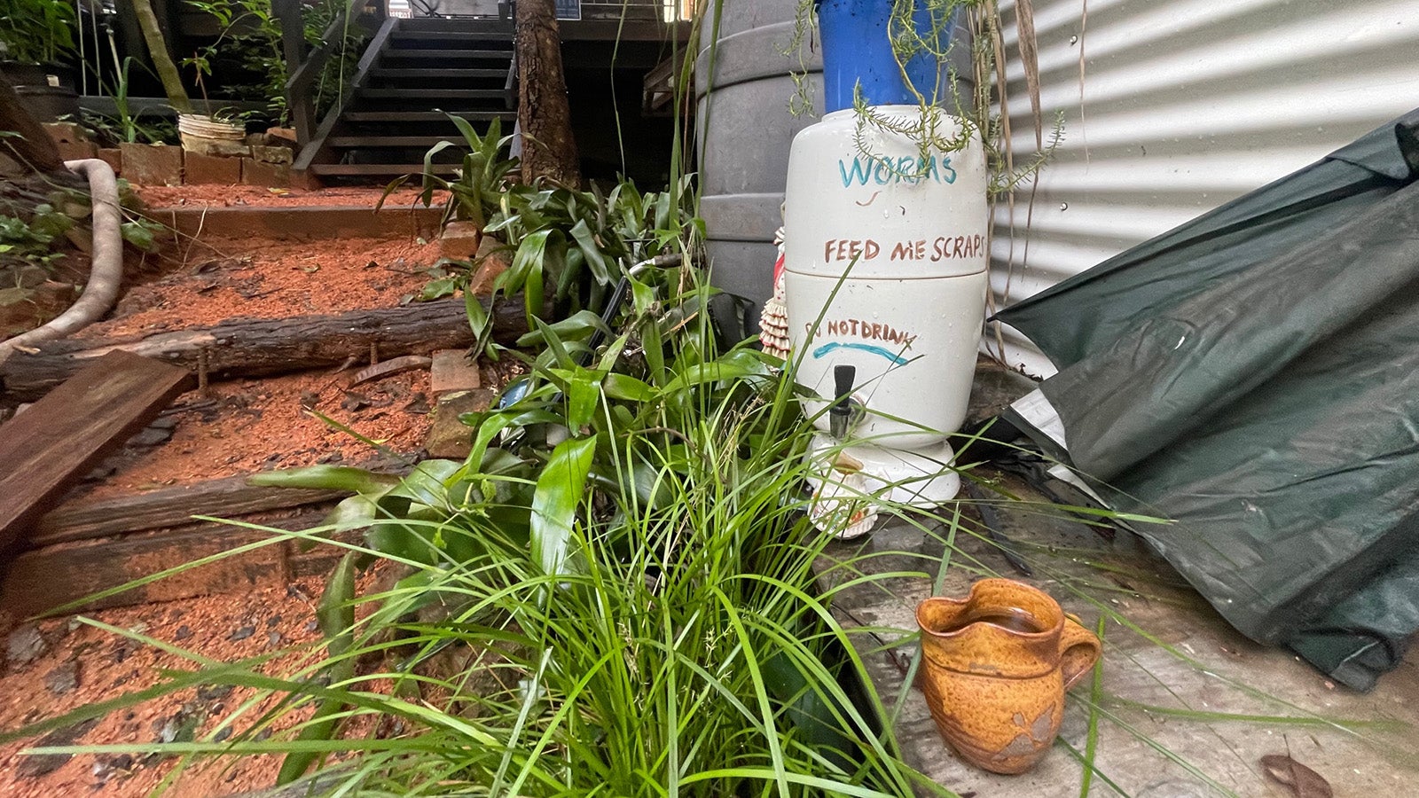 30.03.2022, Australien, Mount Kembla: Eine Wurmfarm, die aus Lebensmittelabf&auml;llen Kompost herstellt, ist auf dem Gel&auml;nde der &laquo;Silk Farm&raquo; zu sehen, einem sogenannten &laquo;Food Forest&raquo; oder Ern&auml;hrungs-Garten, der nach den Prinzipien der Permakultur-Lehre nach David Holmgren angelegt wurde. Foto: Michelle Ostwald/dpa +++ dpa-Bildfunk +++