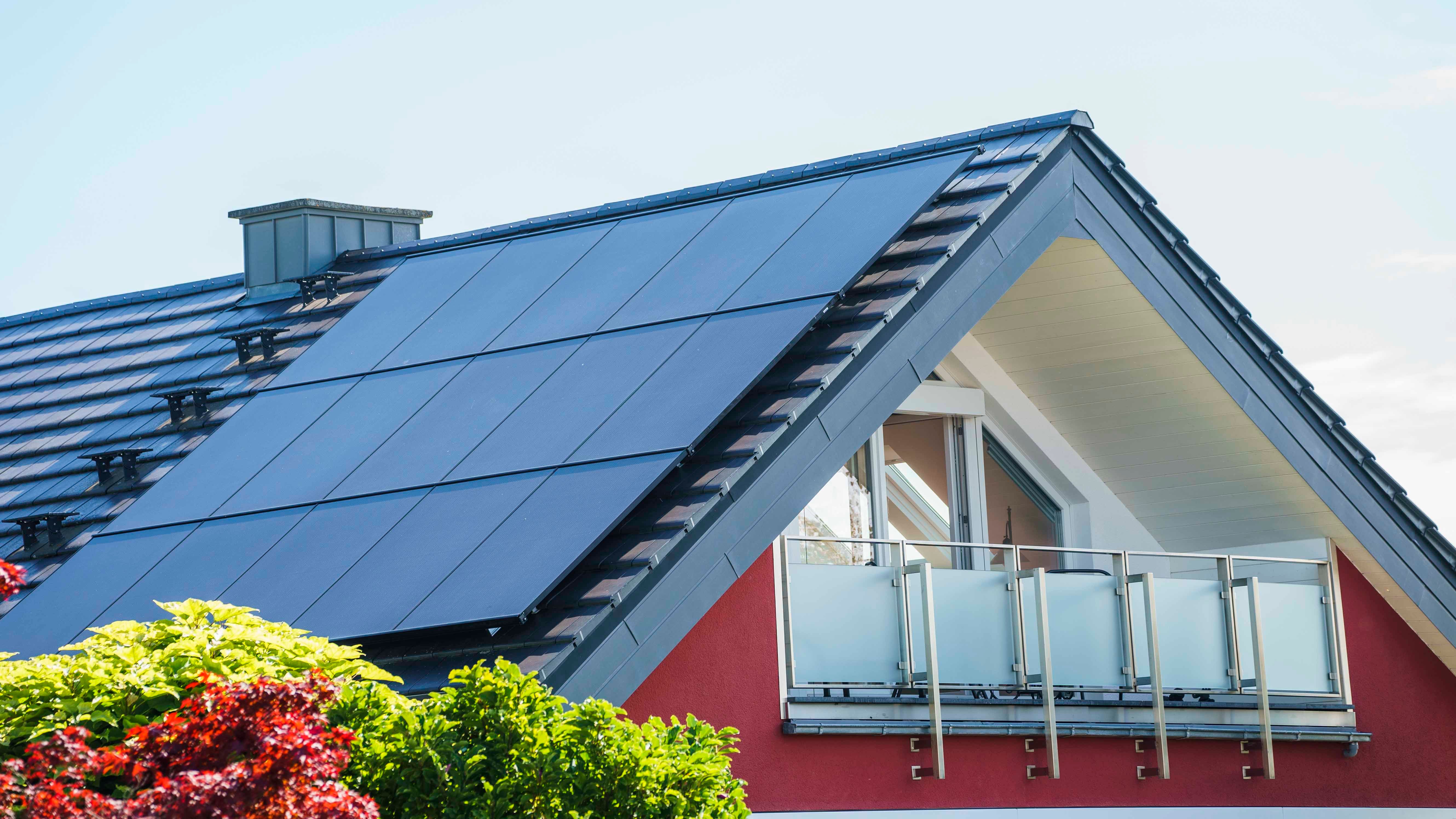 ARCHIV - 10.08.2023, Hessen, Eltville: Ein Dach ist mit tiefschwarzen und dadurch weitaus unauff&permil;lligeren Solarpanels belegt. Photovoltaik (PV) wandelt Sonnenlicht in Strom um. Davon l&permil;sst sich ein groﬂer Teil f&cedil;r Ger&permil;te zu Hause sowie f&cedil;r Heizungen und Elektroautos nutzen. Unter anderem Energiewende, Klimaschutz und rasant gestiegene Energiekosten treiben die Nachfrage derzeit massiv an. (zu dpa: &acute;Studie: Th&cedil;ringen hinkt bei privater Energiewende hinterher&ordf;) Foto: Andreas Arnold/dpa +++ dpa-Bildfunk +++