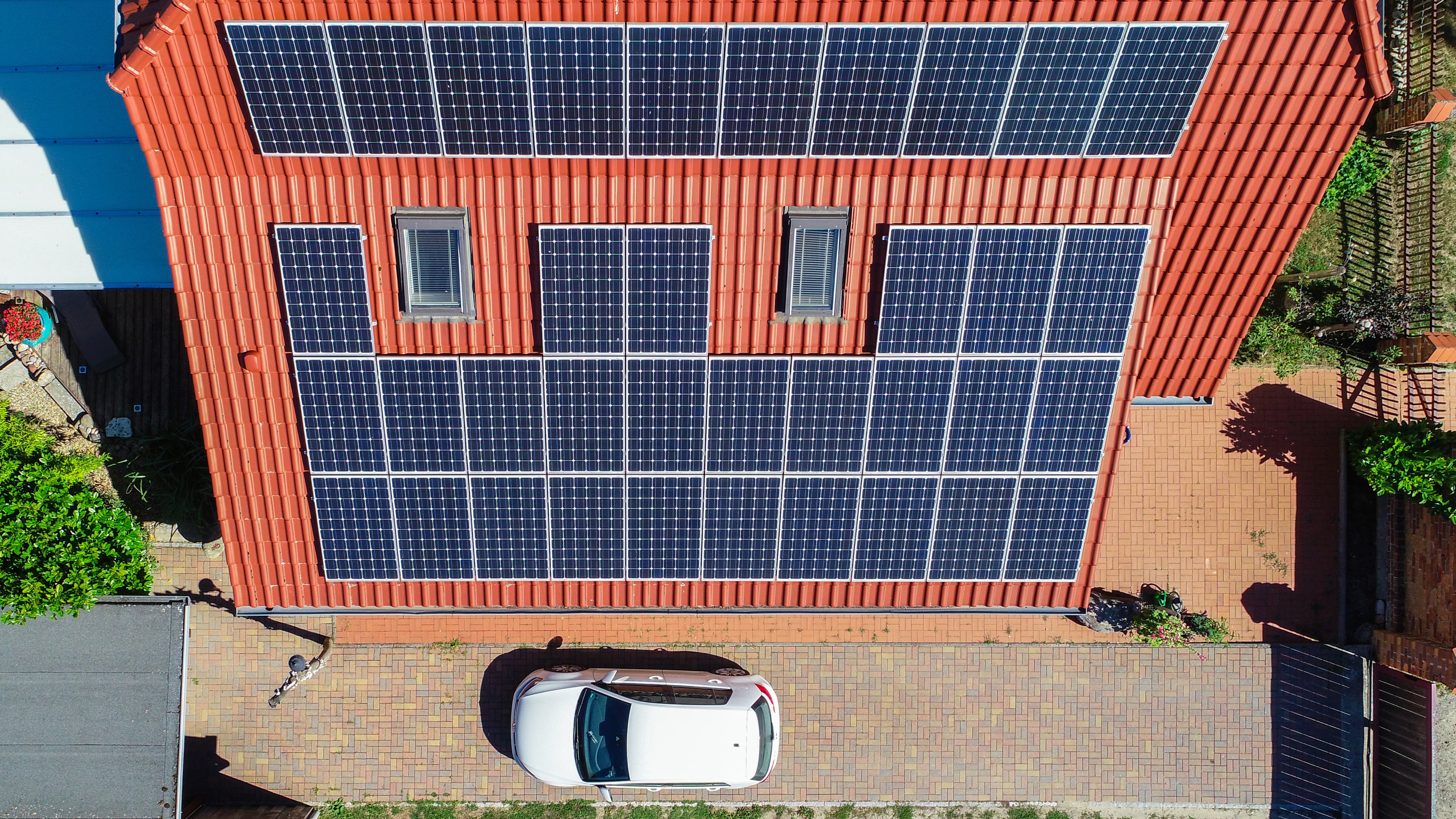 03.07.2018, Brandenburg, Sieversdorf: Eine Photovoltaikanlage auf einem Eigenheim (Luftaufnahme mit einer Drohne). (Patrick Pleul/dpa-Zentralbild/dpa)
