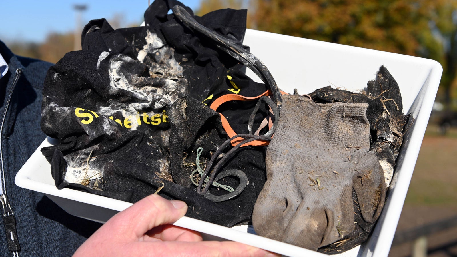 05.11.2020, Baden-W&uuml;rttemberg, Muggensturm: Storchenbetreuer Stefan Eisenbarth zeigt Unrat, den er in einem Storchennest (im Hintergrund zu sehen) gefunden hat. Was ein Storch nicht verdauen kann, w&uuml;rgt er in gro&szlig;en Klumpen wieder hoch. Eine Karlsruher Studentin hat viele solcher sogenannten Gew&ouml;lle untersucht und dabei Alarmierendes gefunden.   (zu dpa: &laquo;Viel Plastikm&uuml;ll im Gew&ouml;lle von St&ouml;rchen&raquo;) Foto: Uli Deck/dpa +++ dpa-Bildfunk +++