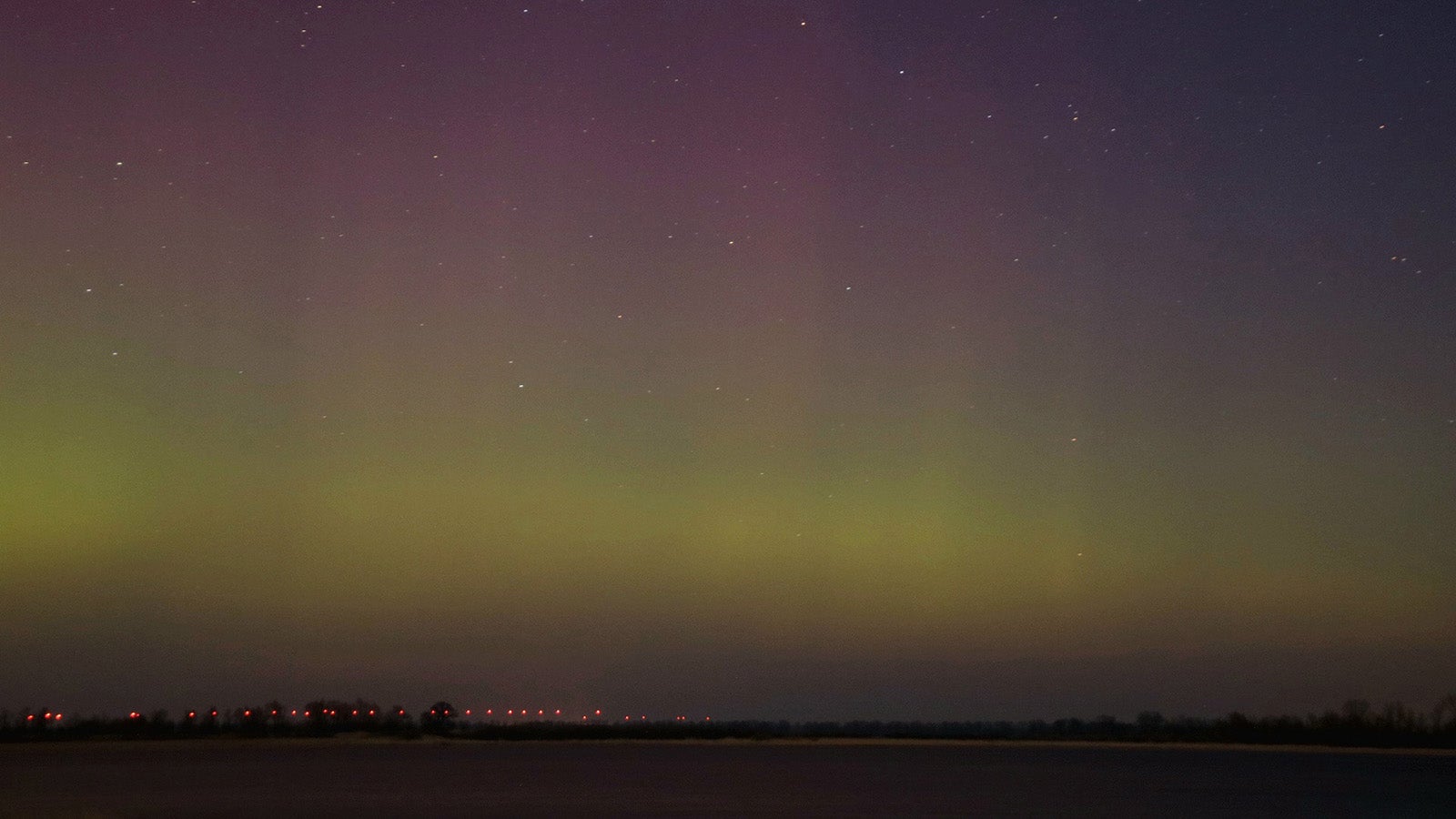 14.03.2022, Brandenburg, G&uuml;lpe: Gr&uuml;n und gelblich schimmern Polarlichter im Havelland.Sonnenst&uuml;rme k&ouml;nnen als Polarlichter faszinierende Lichtspiele am Himmel erzeugen. Foto: Cevin Dettlaff/dpa-Zentralbild/dpa +++ dpa-Bildfunk +++