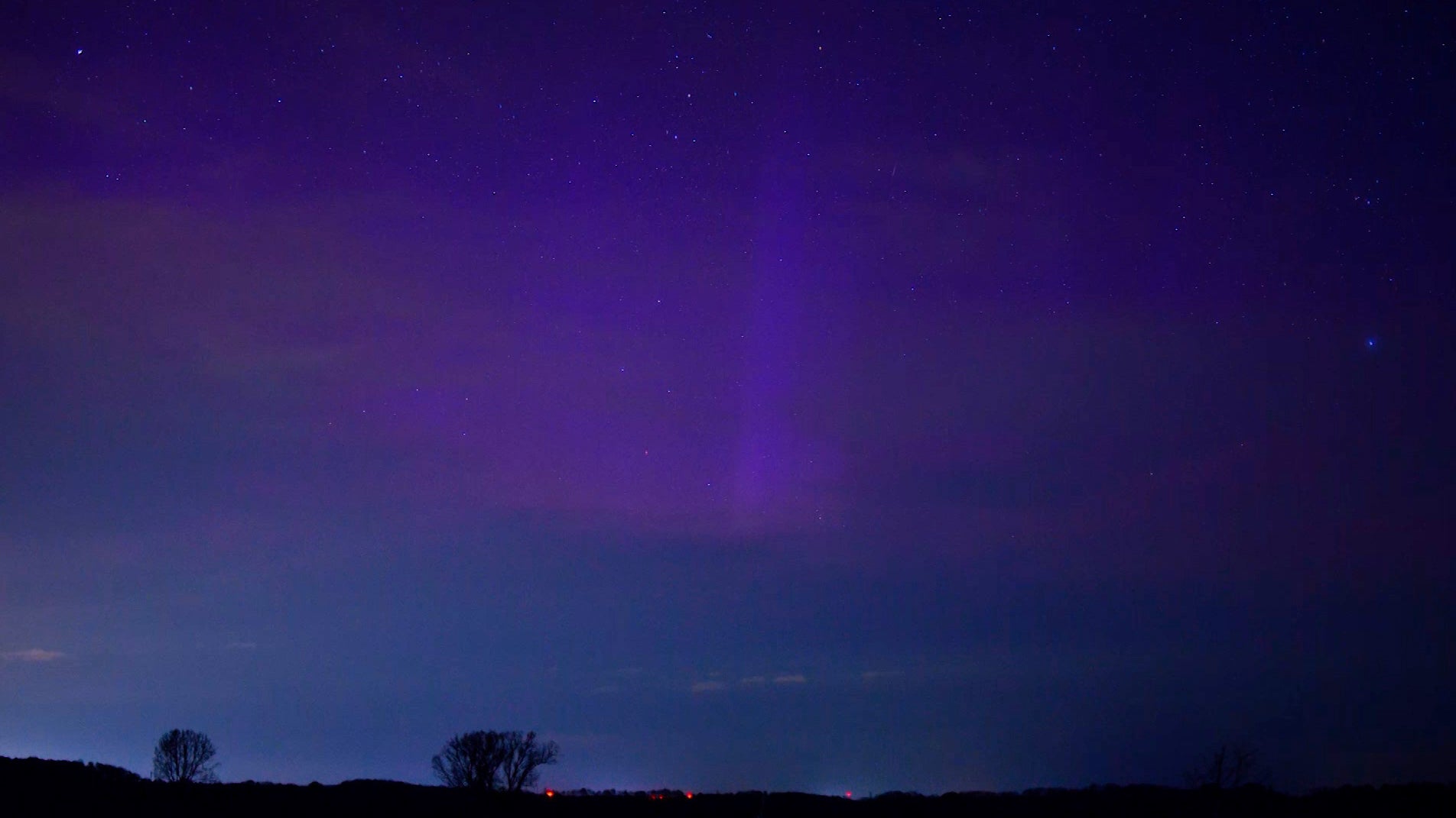 17.04.2025, Sachsen-Anhalt, Calbe: Polarlichter sind am Himmel bei Calbe im Salzlandkreis zu sehen. (Thomas Schulz/dpa)