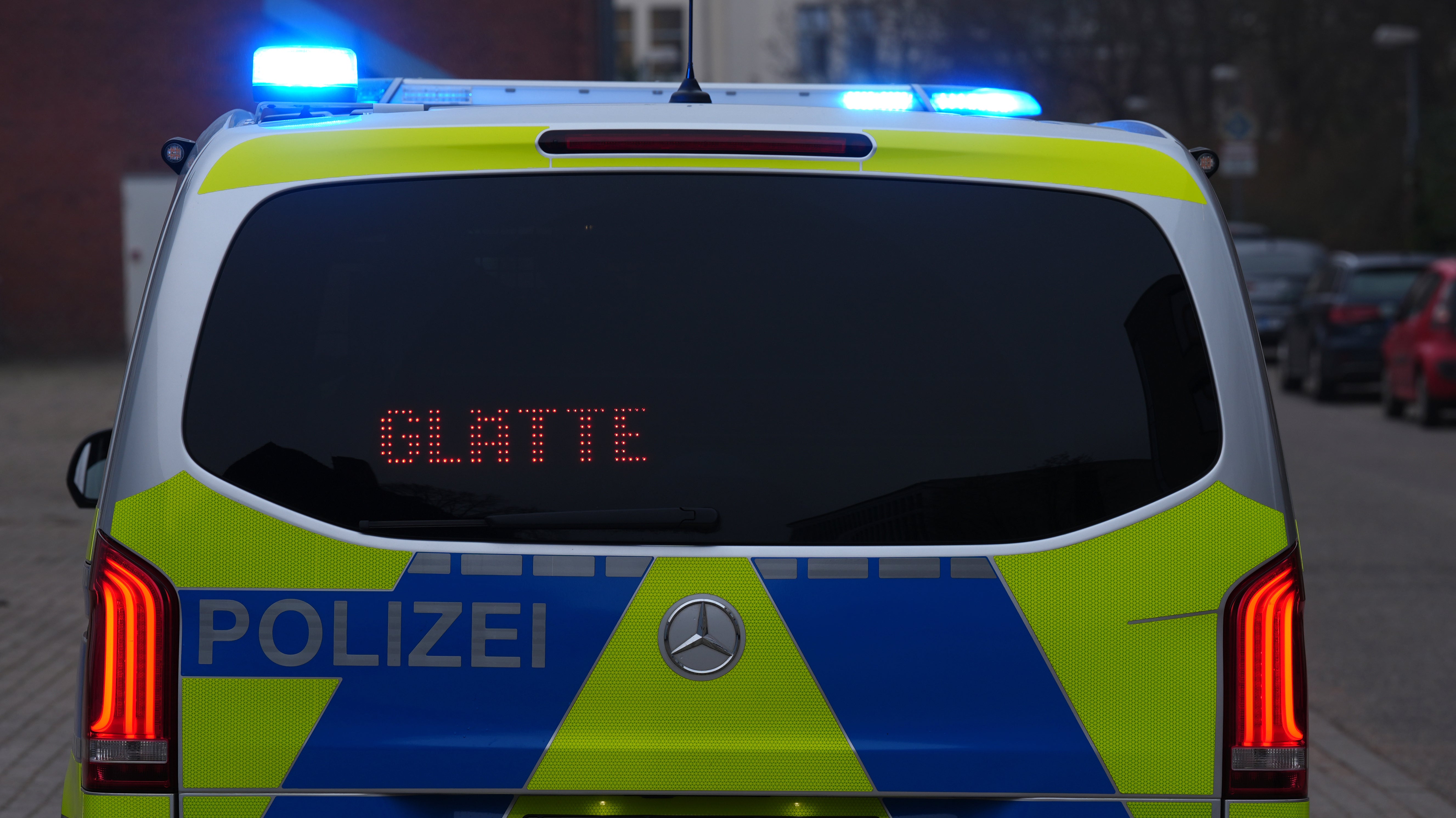 Der Schriftzug "Gl&auml;tte" ist auf der Heckscheibe eines Polizeifahrzeugs zu lesen. (Symbolbild) (Marcus Brandt/dpa)

