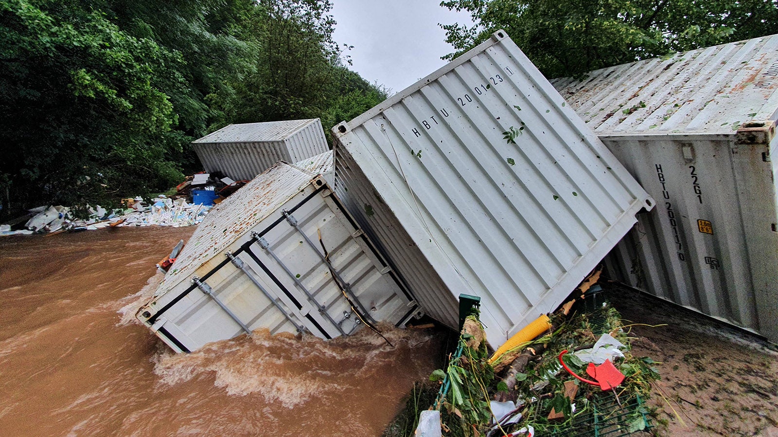  Pr&uuml;m/Eifel Themenfoto: Naturkatastrophe, Hochwasser, Rheinland-Pfalz, Pr&uuml;m, 15.07.2021 Das Eifelst&auml;dtchen Pr&uuml;m ist von der Hochwasserkatastrophe hart getroffen worden, &Uuml;berall Spuren der Verw&uuml;stung, Themenfoto: Naturkatastrophe, Hochwasser, Rheinland-Pfalz, Eifel, Pr&uuml;m - *** Pr&uuml;m Eifel theme photo natural disaster, flood, Rhineland-Palatinate, Pr&uuml;m, 15 07 2021 The Eifel town of Pr&uuml;m has been hit hard by the flood disaster, traces of devastation everywhere, theme photo natural disaster, flood, Rhineland-Palatinate, Eifel, Pr&uuml;m Copyright: xAugstx/xEibner-Pressefotox EP_jat