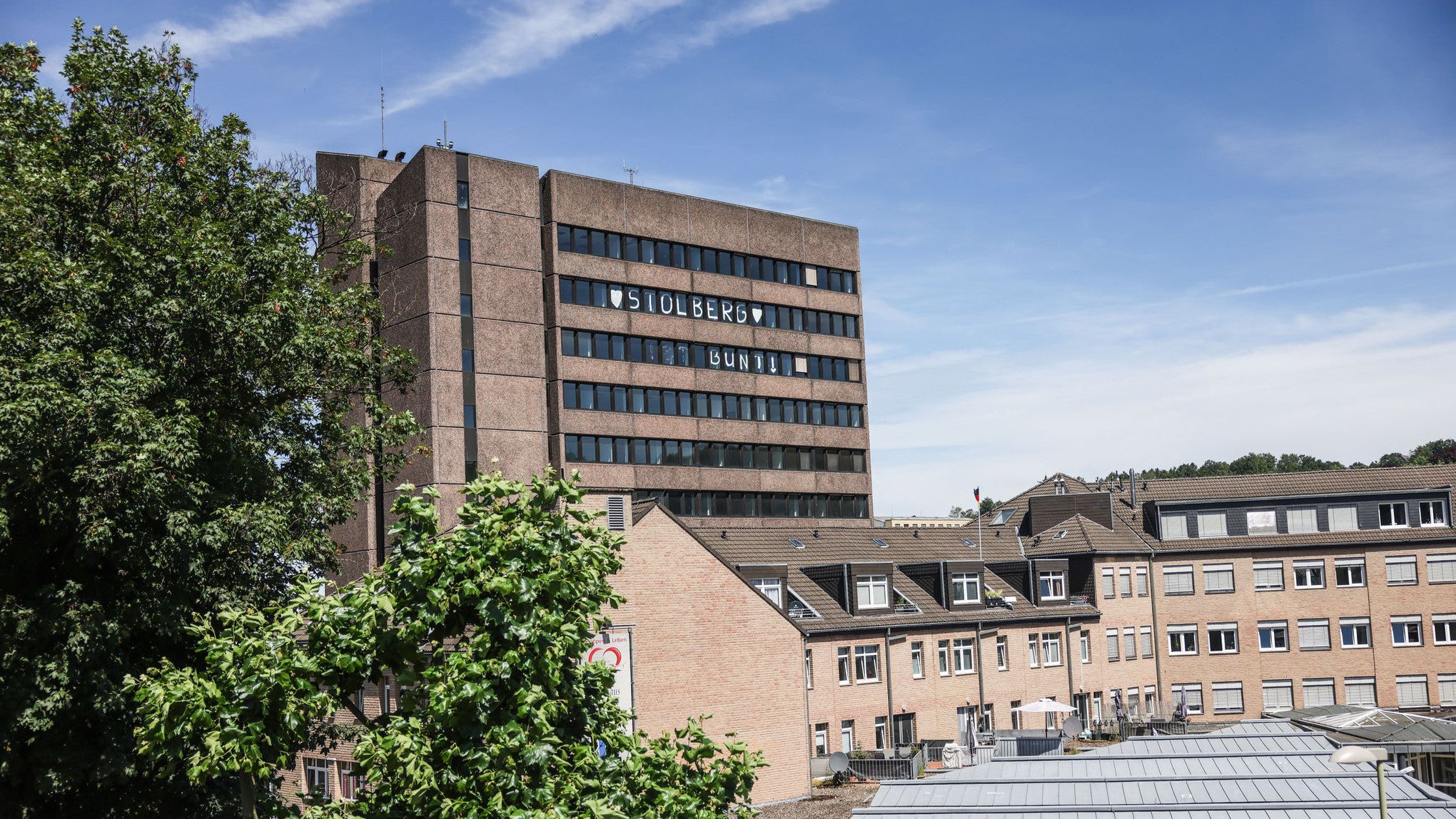 Das vom Hochwasser gesch&auml;digte Rathaus von Stolberg &uuml;berragt die Altstadt (Oliver Berg/dpa)