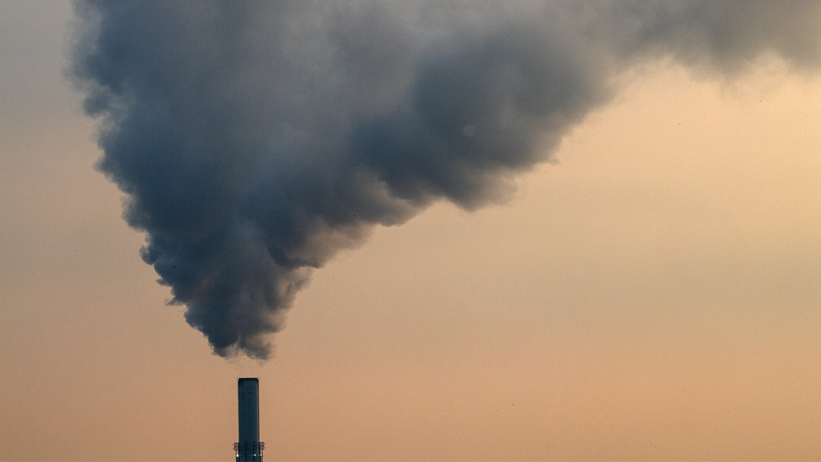 ARCHIV - 21.11.2018, ---: Rauch steigt aus dem Kraftwerk auf. In dem Kraftwerk wird M&uuml;ll verbrannt. (zu dpa: "Klimaschutz-Index: Schlechte Noten f&uuml;r Deutschland" ) Foto: Sebastian Gollnow/dpa +++ dpa-Bildfunk +++