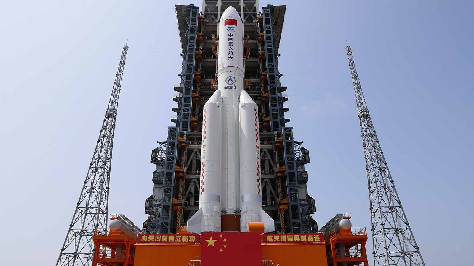 23.04.2021, China, Hainan Province: Das Kernmodul der chinesischen Raumstation "Tianhe" (dt. Himmlische Harmonie) auf der Raket von Typ Langer Marsch 5B-Y2e wird in den Startbereich f&uuml;r Raumschiffe gebracht. Mit dem Bau einer eigenen Raumstation beginnt China das bisher gr&ouml;&szlig;te Vorhaben seines ehrgeizigen Weltraumprogramms. Foto: Guo Wenbin/Xinhua/AP/dpa +++ dpa-Bildfunk +++