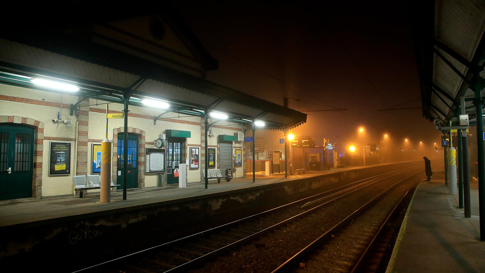05.12.2019, Frankreich, Paris: Ein Mann wartet auf dem Gleis des Bahnhofs Louveciennes. Frankreich r&uuml;stet sich mit einem riesigen Sicherheitsaufgebot f&uuml;r Streik, der das gesamte Land lahmlegen k&ouml;nnte. Foto: Michel Euler/AP/dpa +++ dpa-Bildfunk +++