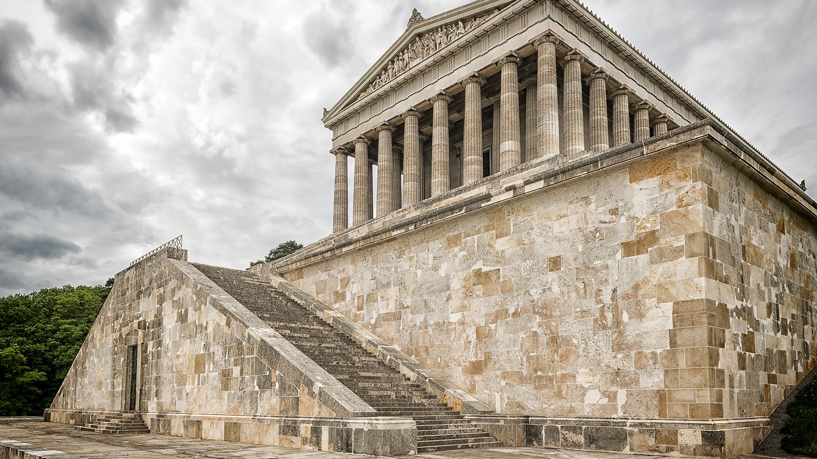 Wenn man schon nicht zur Akropolis fahren kann, besucht man eben seinen bayerischen Doppelg&auml;nger, die Walhalla bei Regensburg. Foto: GettyImages