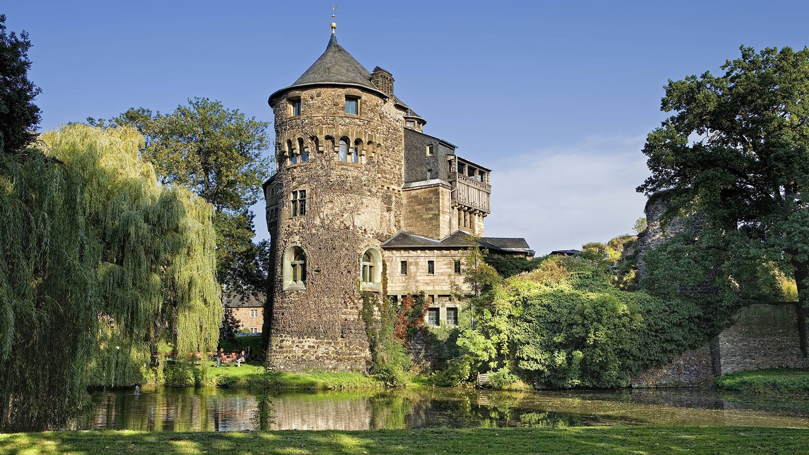 H&uuml;lchrath ist bekannt f&uuml;r seinen 1000 Jahre alten Wehrturm. Foto: Imago