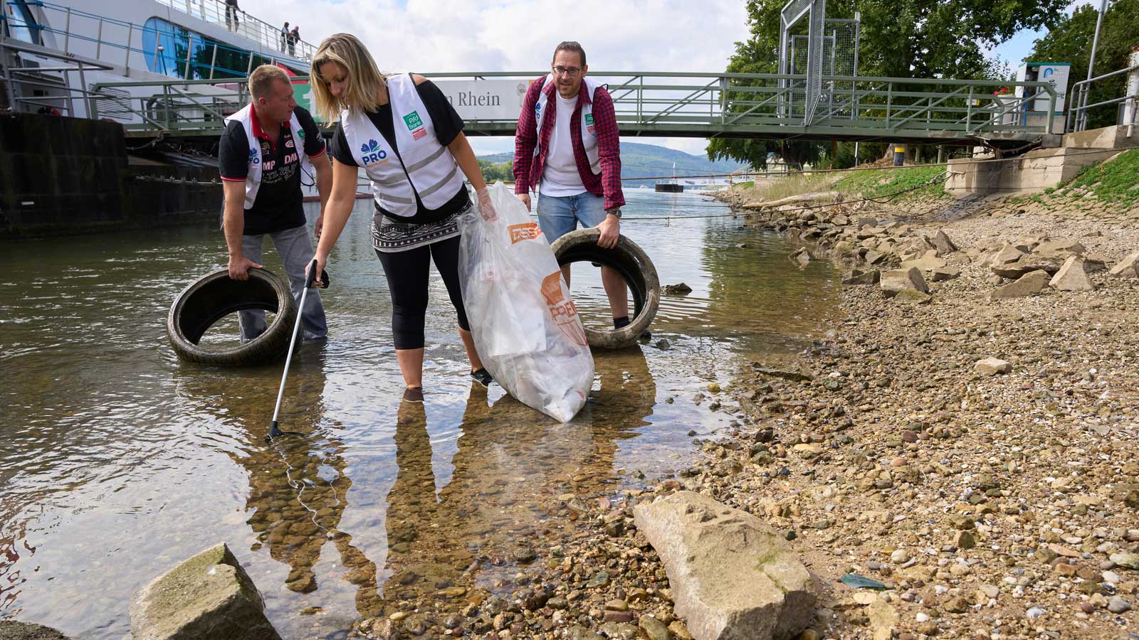 11.09.2021, Hessen, R&uuml;desheim: Freiwillige Helfer r&auml;umen im Rahmen der Aktion &laquo;RhineCleanUp&raquo; das Rheinufer in R&uuml;desheim auf. Mit der Aktion soll zum einen verhindert werden, dass noch mehr Plastikm&uuml;ll in die Meere gelangt, zum anderen soll sie das Bewusstsein daf&uuml;r sch&auml;rfen, M&uuml;ll nicht einfach in die Umwelt zu werfen. Foto: Thomas Frey/dpa +++ dpa-Bildfunk +++