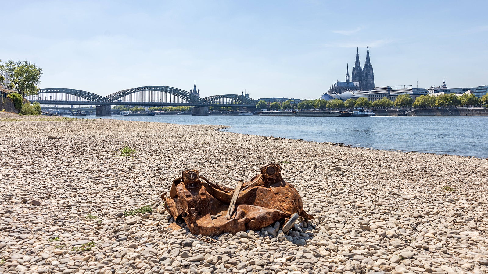News Bilder des Tages Ein verrosteter M&uuml;llcontainer im freigelegten Flussbett - Niedrigwasser in K&ouml;ln Deutz bei Rheinpegel 93cm Pegel K&ouml;ln Aufgrund der akuten Hitze und Regenmangel werden am Ufer gro&szlig;fl&auml;chiger Sand-und Kiesfl&auml;chen freigelegt. Die Schifffahrt ist stark eingeschr&auml;nkt. 10.08.2022 K&ouml;ln Deutz NRW Deutschland *** A rusted trash container in the exposed riverbed Low water in Cologne Deutz at Rhine level 93cm gauge Cologne Due to the acute heat and lack of rain, large areas of sand and gravel are exposed on the riverbank Navigation is severely restricted 10 08 2022 Cologne Deutz NRW Germany