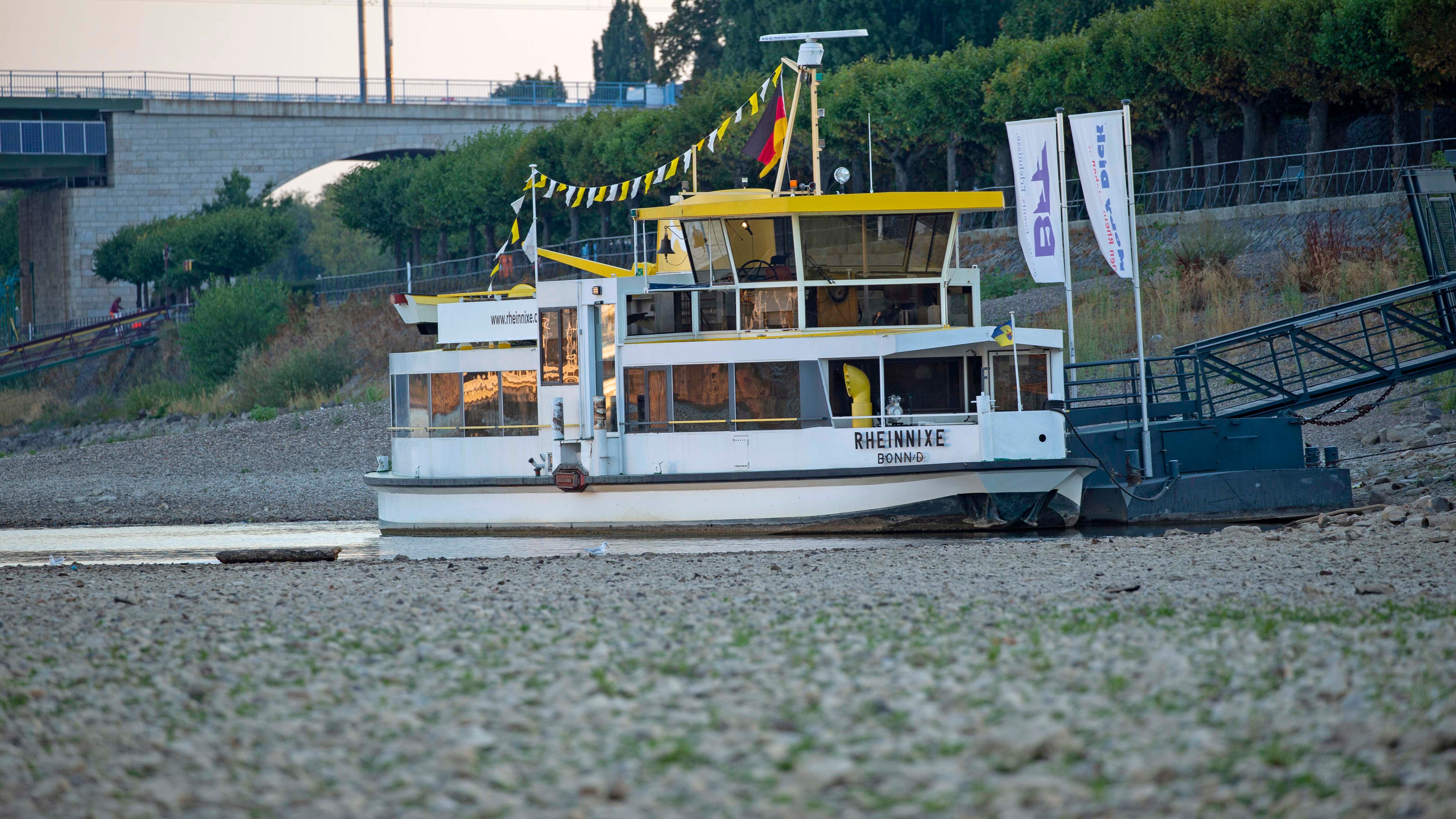 21.08.2022, Nordrhein-Westfalen, Bonn: Die Personenf&auml;hre Rheinnixe, die zwischen Beuel und Bonn verkehrt, liegt fast auf dem Trockenen. Wegen der anhaltenden Trockenheit hat der Rheinpegel einen Tiefstand erreicht. Foto: Thomas Banneyer/dpa +++ dpa-Bildfunk +++