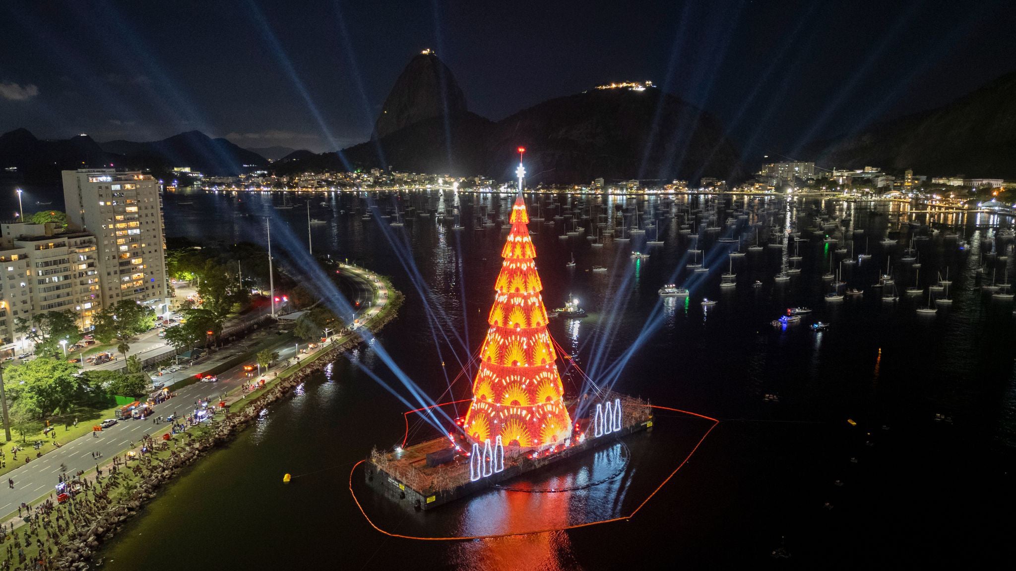 Der schwimmende Weihnachtsbaum am Strand von Botafogo in Rio de Janeiro: Die rund 80 Meter hohe, spektakul&auml;r beleuchtete Installation auf dem Wasser gilt als Comeback des ber&uuml;hmten &bdquo;Flutuante&ldquo;. (Archivbild) (Bruna Prado/AP/dpa)

