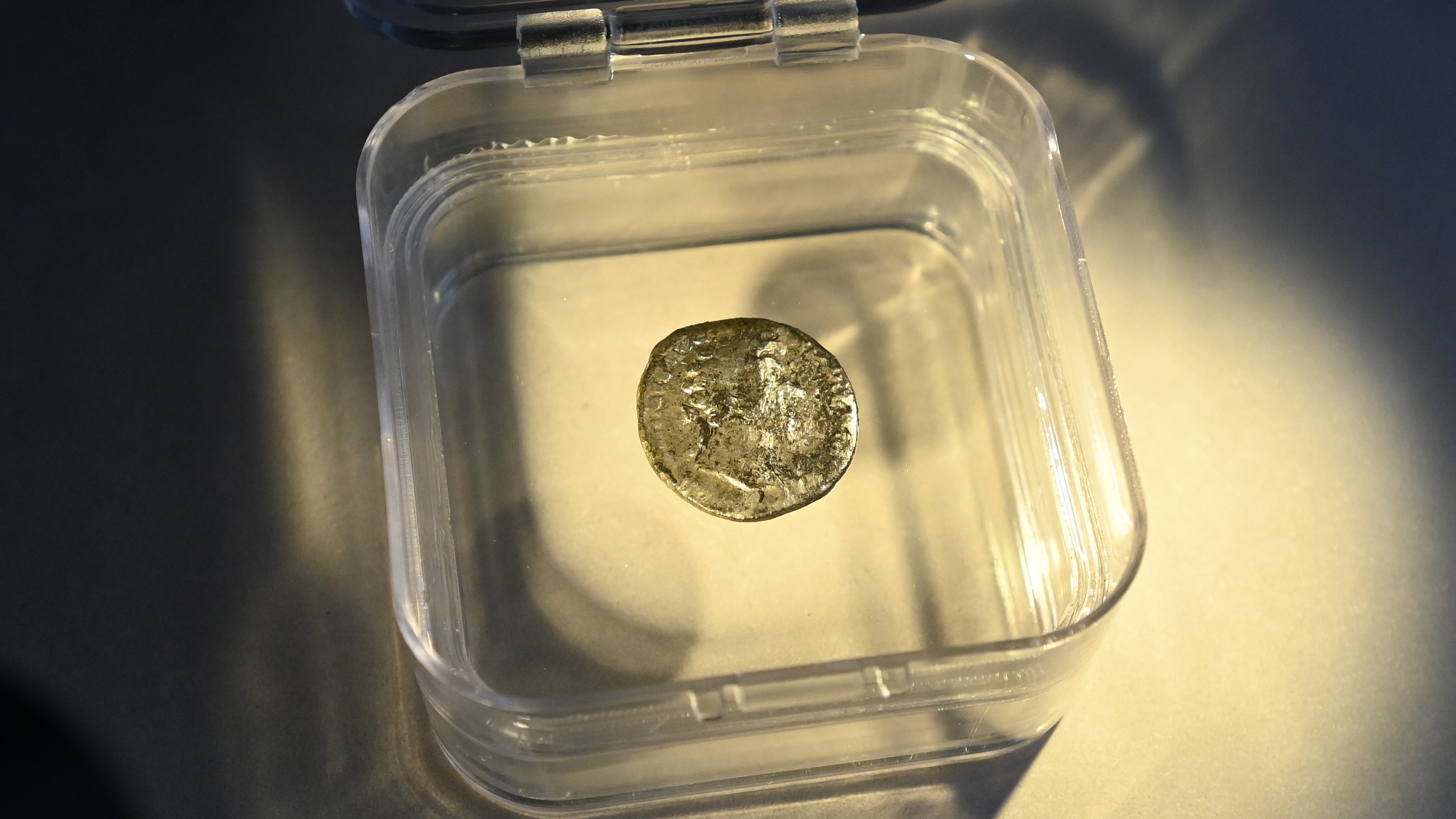 11.08.2023, Bremen: Ein r&ouml;mischer Silberdenar aus dem 2. Jahrhundert nach Christus liegt in einer Box. (Carmen Jaspersen/dpa)