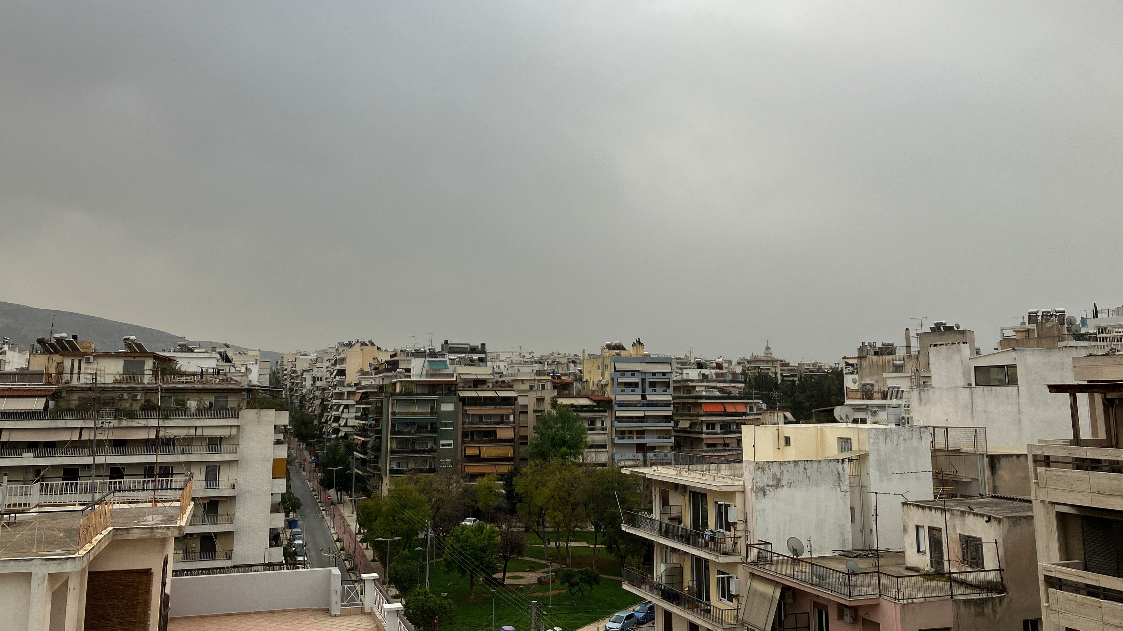 28.03.2024, Athen: Feinster Sand aus der Sahara verdunkelt den Himmel &uuml;ber der Stadt. (Alexia Angelopoulou/dpa)