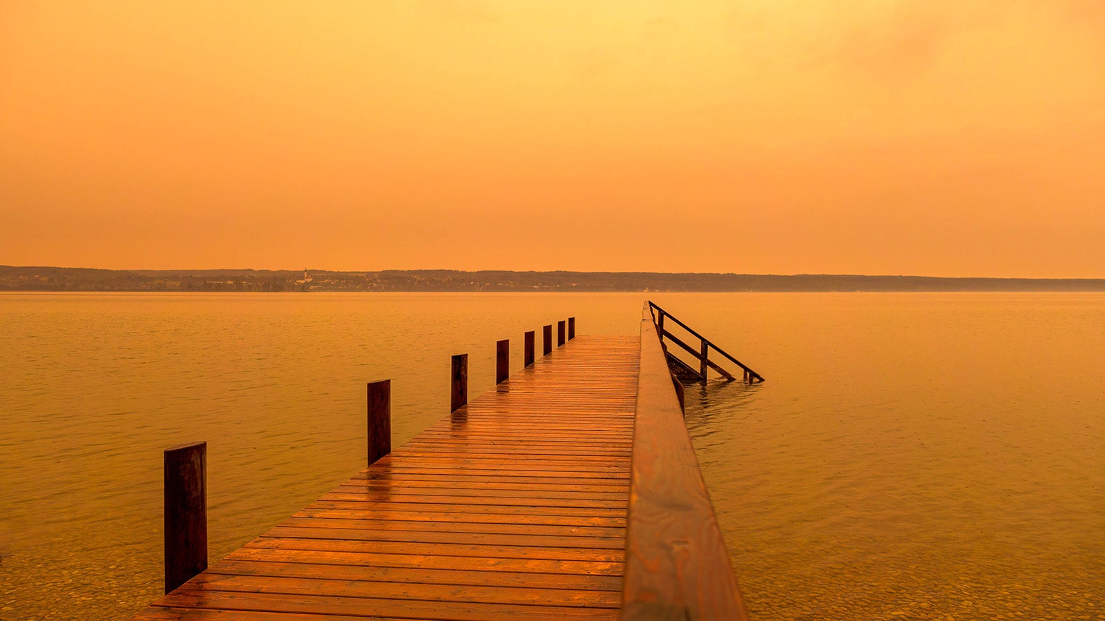 Naturph&auml;nomen, Saharastaub verf&auml;rbt den Himmel &uuml;ber Bayern, Deutschland, Europa Saharastaub mit Blutregen, Naturschauspiel, Bayern, Deutschland *** Natural phenomenon, Sahara dust discolors the sky over Bavaria, Germany, Europe Sahara dust with blood rain, natural phenomenon, Bavaria, Germany