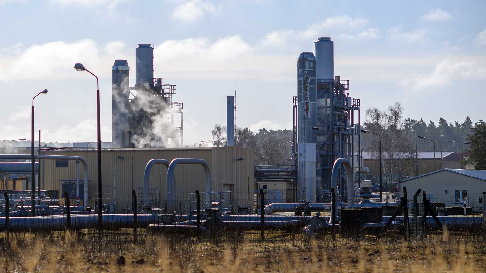 PRODUKTION - 18.03.2022, Sachsen-Anhalt, Salzwedel: Anlagen der Zentralstation von Neptune Energy Distrikt East am Standort Altmark. Heute f&ouml;rdern circa 125 F&ouml;rderbohrungen Erdgas aus einer Tiefe zwischen 1250 und 3750 Metern zutage. Laut Unternehmen seien im vergangenen Jahr von den 25 Mitarbeitern am Standort knapp 300 Millionen Kubikmeter Erdgas gef&ouml;rdert worden. Foto: Klaus-Dietmar Gabbert/dpa-Zentralbild/dpa +++ dpa-Bildfunk +++