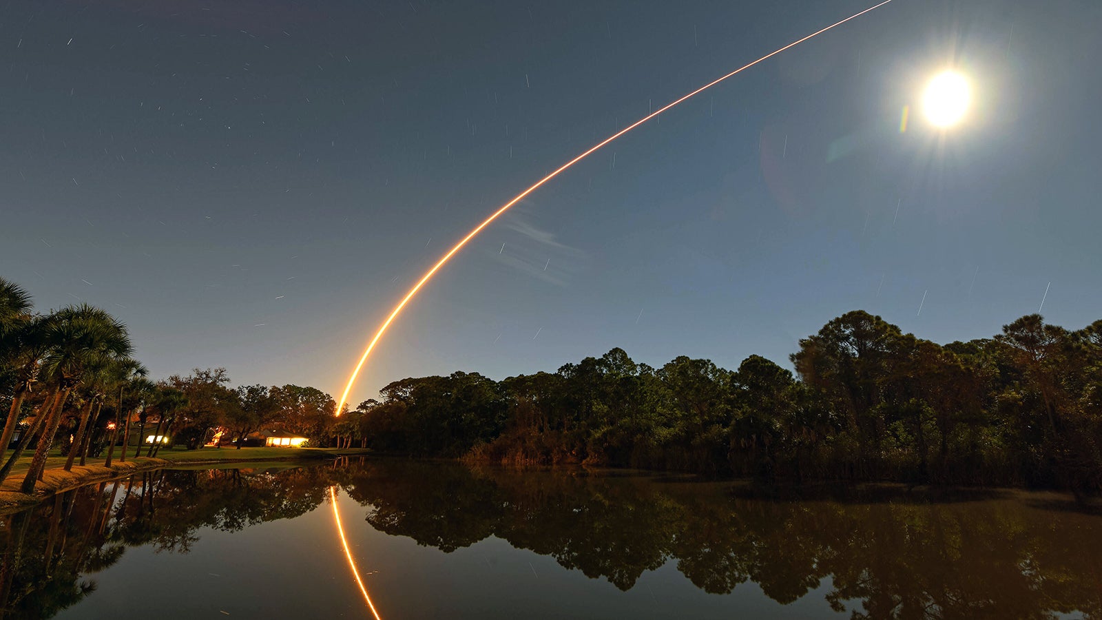 Timed exposure of a SpaceX Falcon 9 rocket as it launches another 49 of its Starlink satellites at 9:02 PM from Complex 39A at the Kennedy Space Center, Florida on Tuesday, January 18, 2022. This is the third launch of a Falcon rocket in 2022. SpaceX plans two more launches this month. PUBLICATIONxINxGERxSUIxAUTxHUNxONLY KSP20220118001 JOExMARINO