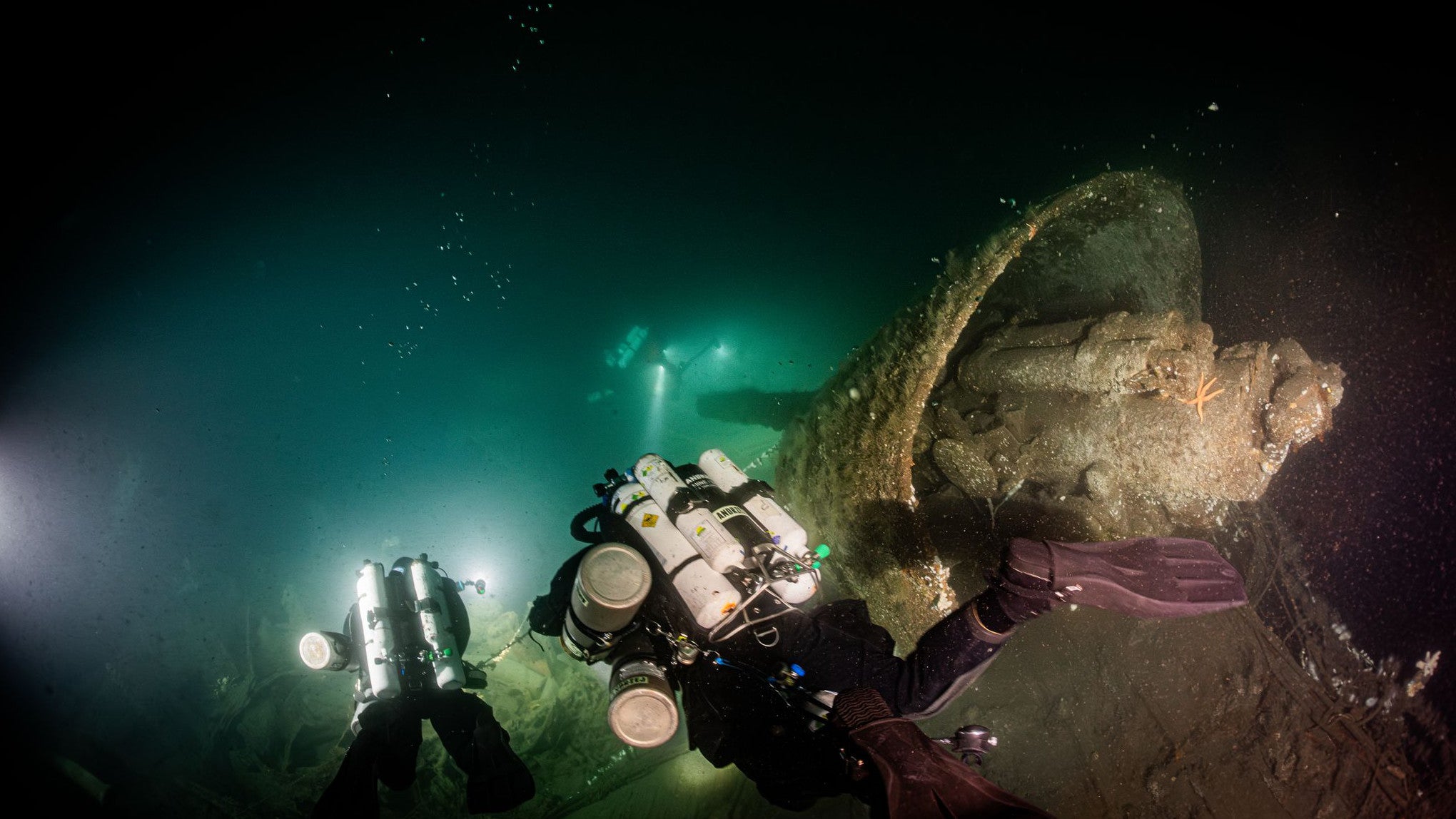 ACHTUNG: Nur zur redaktionellen Verwendung im Zusammenhang mit der aktuellen Berichterstattung und nur mit vollst&auml;ndiger Nennung des vorstehenden Credits

25.07.2025, Nordsee: Taucher schwimmen &uuml;ber Wrackteilen (undatiertes Handout). Eine internationale Gruppe von Tauchern hat nach eigenen Angaben rund 70 Seemeilen vor der britischen K&uuml;ste das Wrack des im Ersten Weltkrieg versenkten Kreuzers HMS Nottingham entdeckt. Auf dem Grund der Nordsee liegen nach Angaben des Deutschen Schifffahrtsmuseums in Bremerhaven, nicht zuletzt aufgrund der beiden Weltkriege, noch hunderte Schiffs- und Flugzeugwracks. (Dr. Steffen G. Scholz/dpa)