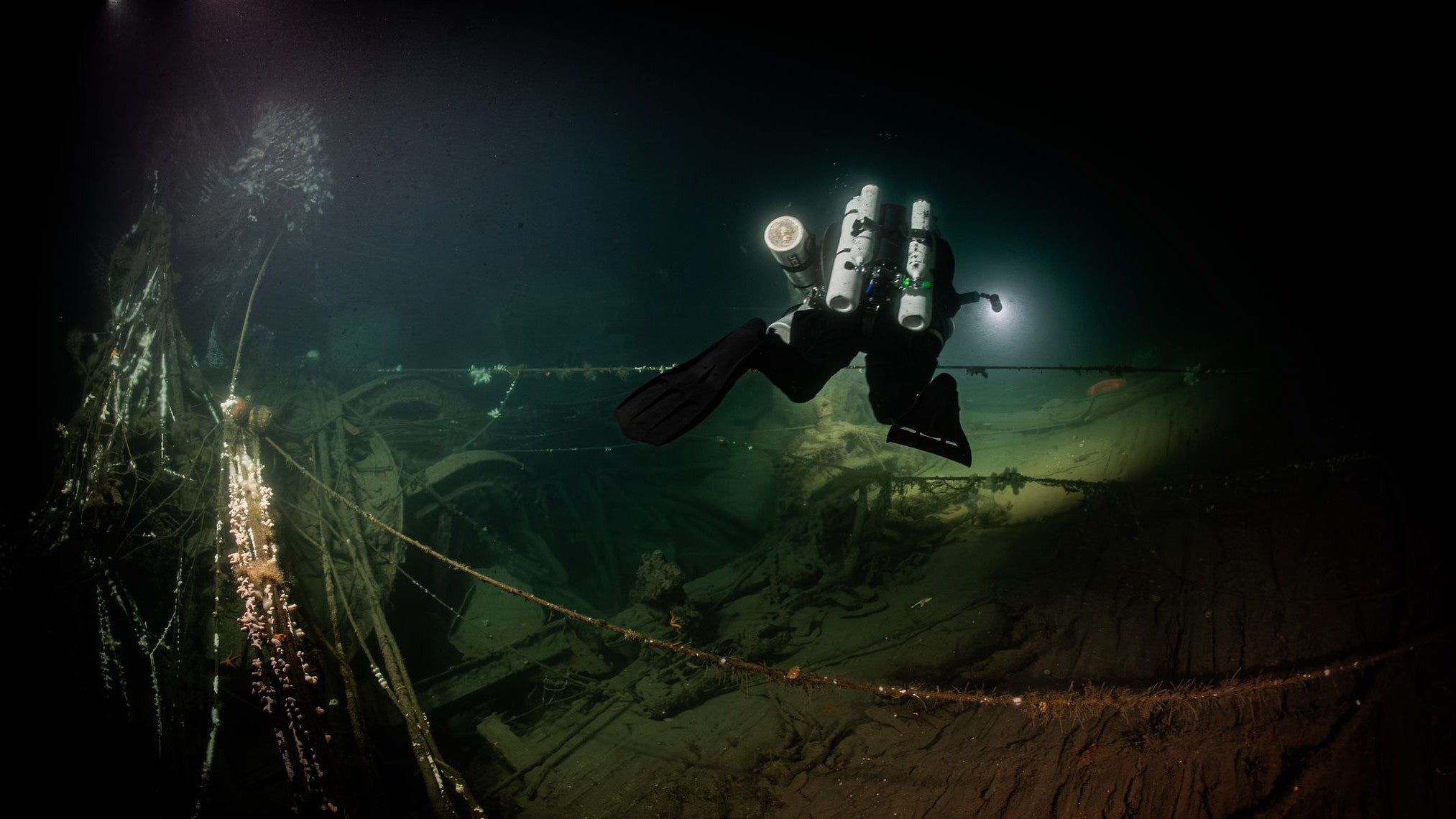 ACHTUNG: Nur zur redaktionellen Verwendung im Zusammenhang mit der aktuellen Berichterstattung und nur mit vollst&auml;ndiger Nennung des vorstehenden Credits

25.07.2025, Nordsee: Ein Taucher schwimmt &uuml;ber Wrackteile (undatiertes Handout). (Dr. Steffen G. Scholz/dpa)