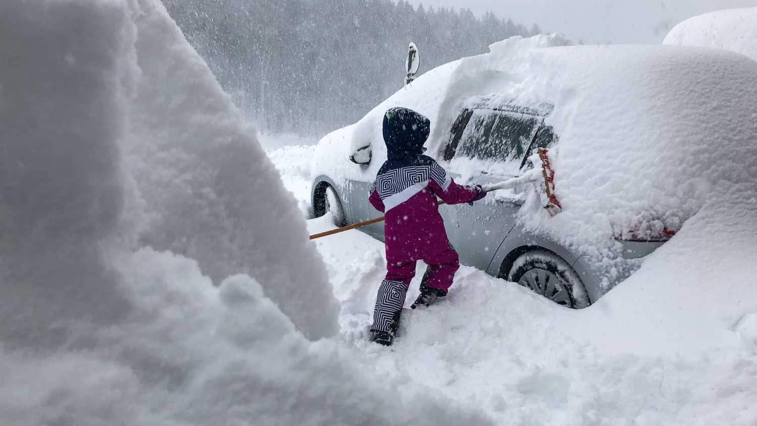 05.01.2019, &Ouml;sterreich, Henndorf: Ein Kind befreit ein Auto vom Schnee in Henndorf, in der N&auml;he von Salzburg. Foto: Franz Neumayr/APA/dpa +++ dpa-Bildfunk +++ 
Credit: dpa 
