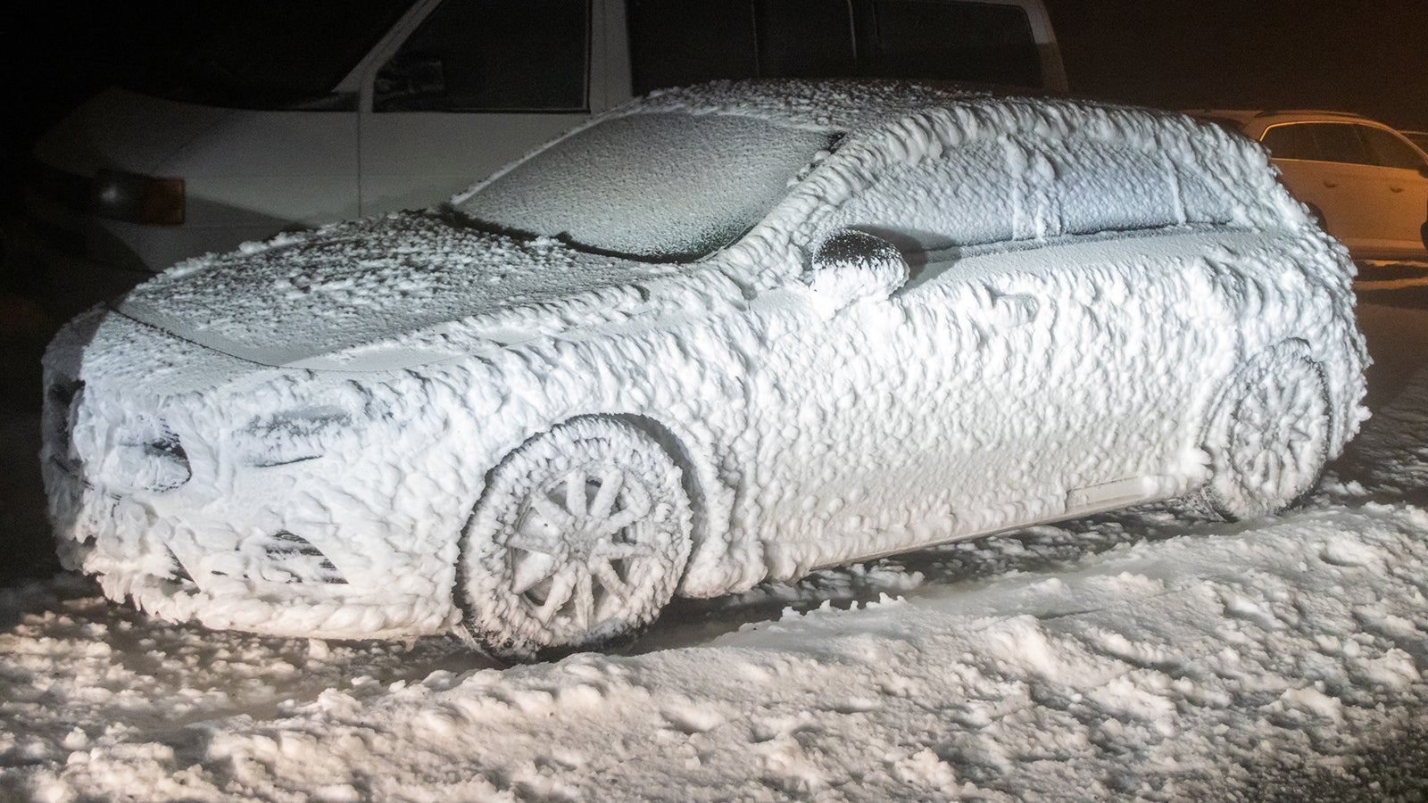 29.01.2022, Sachsen, Oberwiesenthal: Von Schnee und Eis bedeckt ist ein Auto auf dem Fichtelberg. Das Sturmtief "Nadia" hatte am Samstagabend Sachsen erreicht. Foto: Andre M&auml;rz/dpa-Zentralbild/dpa +++ dpa-Bildfunk +++