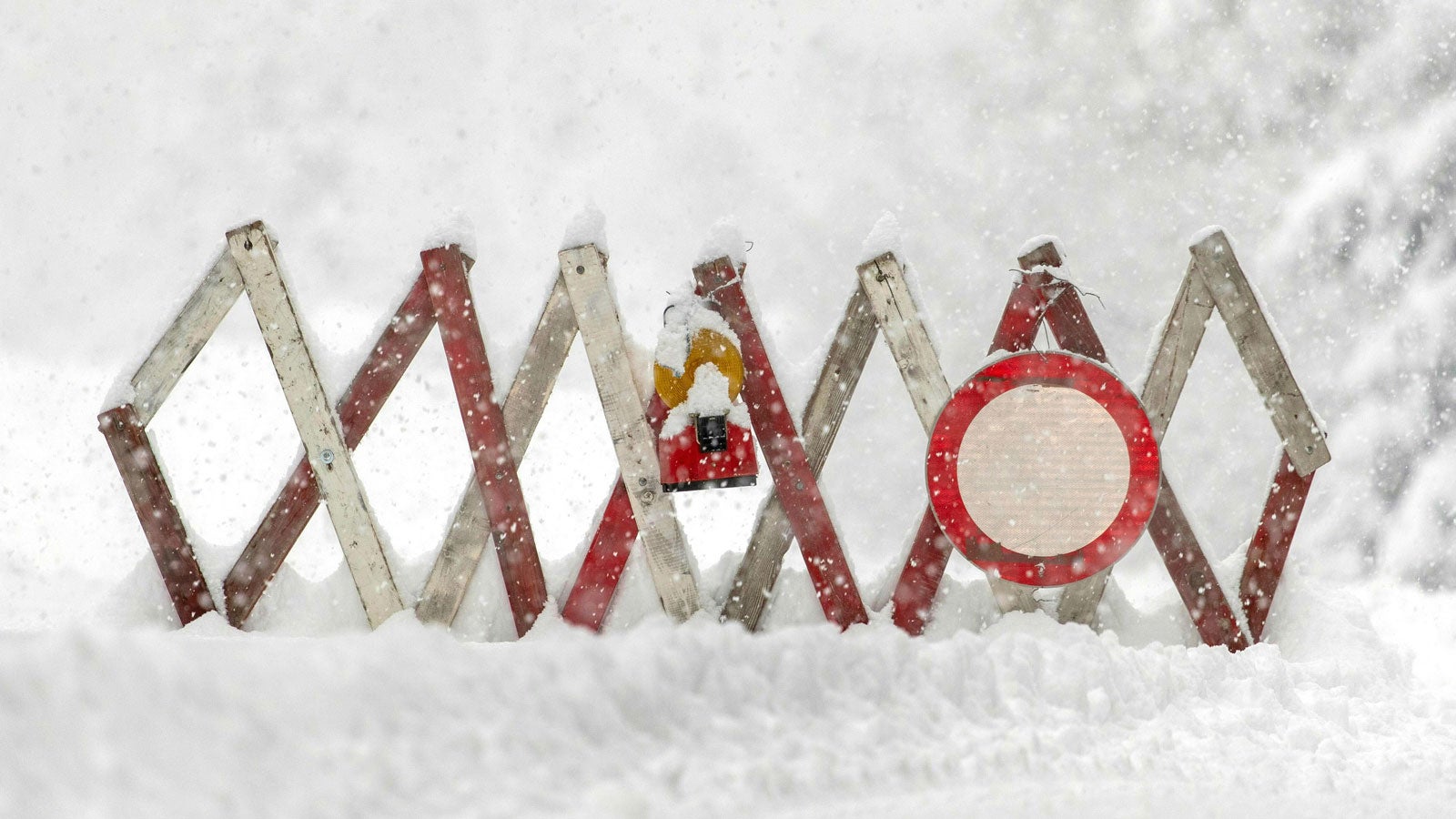15.11.2019, &Ouml;sterreich, Matrei In Osttirol: Eine Stra&szlig;ensperre versinkt im Schnee. Extreme Schneef&auml;lle w&auml;hrend der vergangenen Tage sorgen in Teilen &Ouml;sterreichs f&uuml;r massive Gefahren und Behinderungen. Foto: Expa/ Johann Groder/APA/dpa