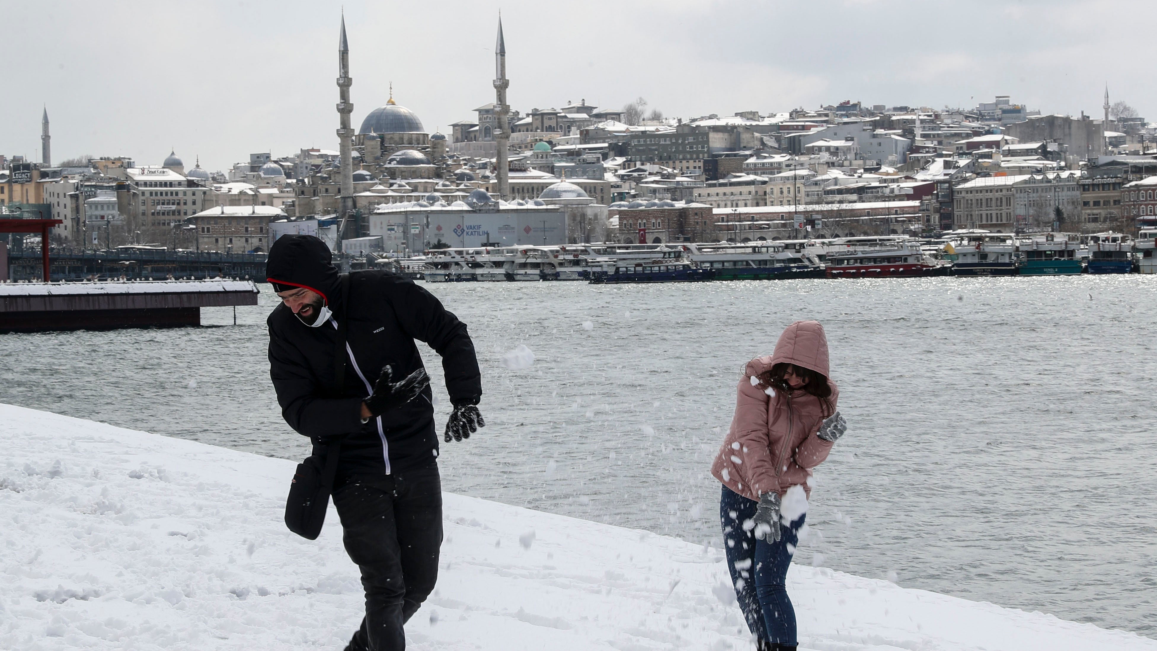 T&uuml;rkei, Istanbul: Zwei Menschen bewerfen sich mit Schnee. Der starke Schneefall hat den Flug-, Schiffs- und Landverkehr in Istanbul zum Erliegen gebracht und zu Schulschlie&szlig;ungen gef&uuml;hrt.