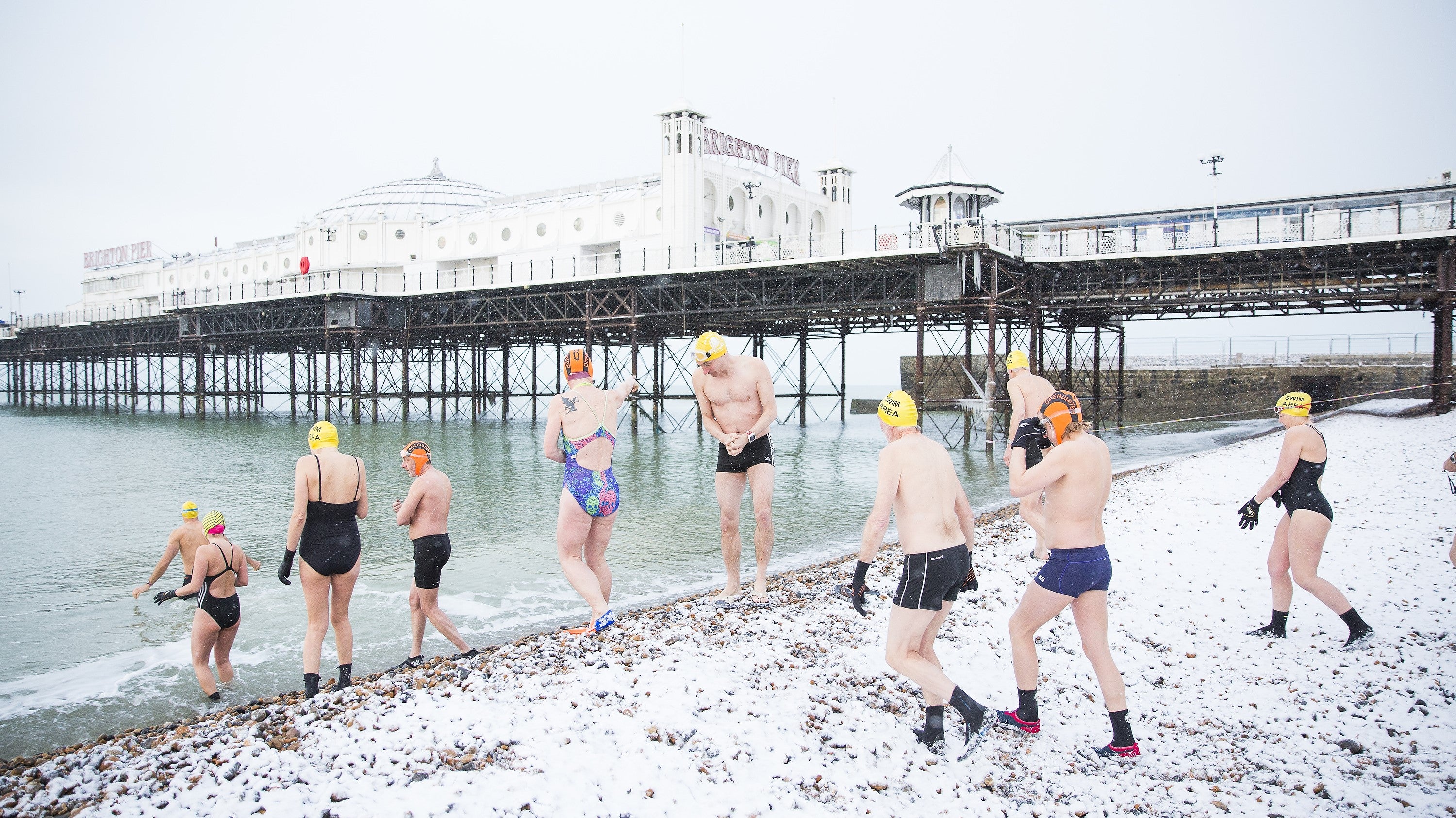 Mitglieder des Schwimmclubs Brighton in Gro&szlig;britannien trotzen der K&auml;lte und dem Schnee und gehen am Dienstag wie jeden Tag im Meer schwimmen. Die Wassertemperatur betrug vier Grad.