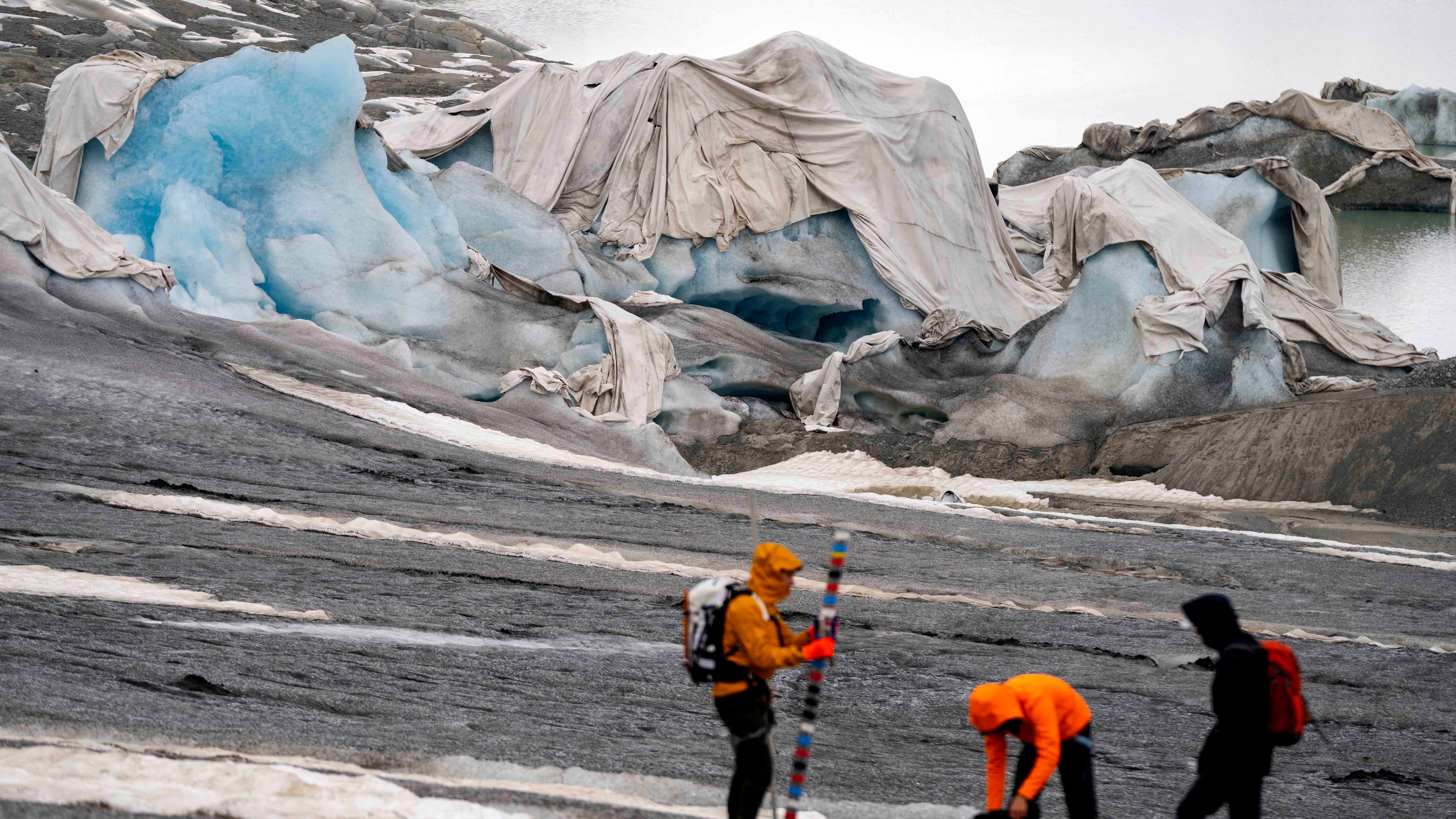 16. Juni 2023: Matthias Huss vom  Schweizerische Gletschermessnetz Glamos und seine Assistenten am Rhonegletscher im Schweizer Goms (AP Photo/Matthias Schrader, File)