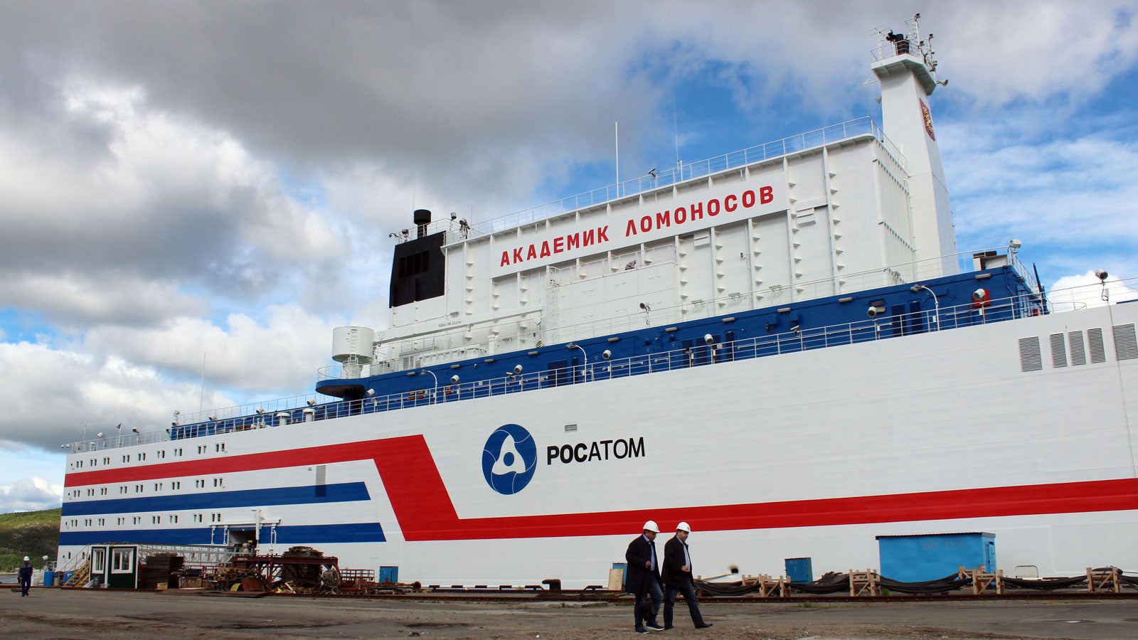 ARCHIV - 28.06.2019, Russland, Mumansk: Das erste schwimmende Atomkraftwerk mit dem Namen Akademik Lomonossow liegt am in einem Hafen in der Stadt Murmansk. Unter Protest von Umweltsch&uuml;tzern hat das erste schwimmende Atomkraftwerk in Russlands Fernem Osten seine Stromproduktion begonnen. Foto: Claudia Thaler/dpa +++ dpa-Bildfunk +++