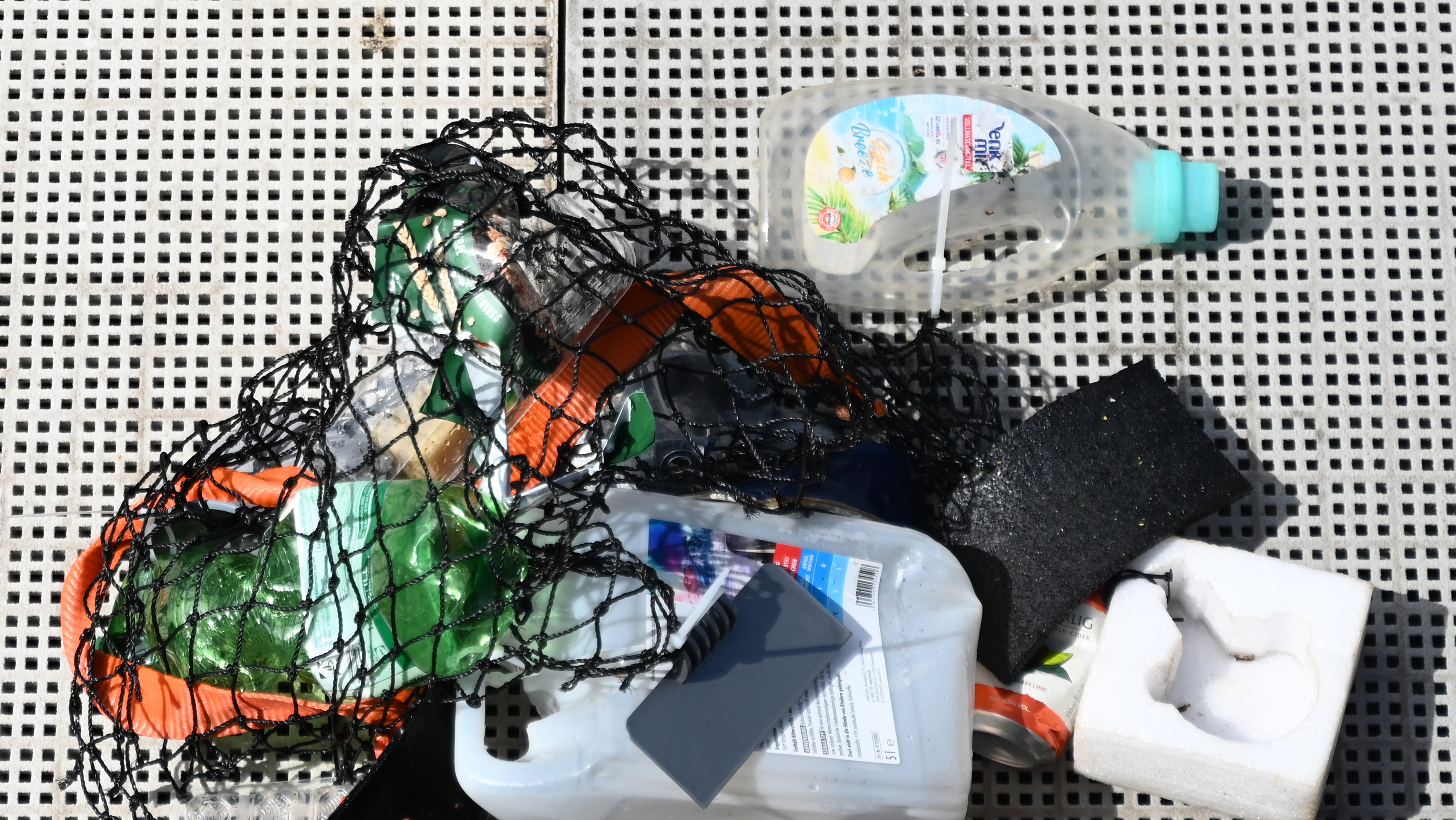 22.05.2025, Hamburg: Meeresm&uuml;ll liegt bei einem Pressetermin in Hamburg-Harburg auf einem Steg. Das Robotersystem SeaClear2.0 bietet einen KI-gest&uuml;tzten Ansatz zur Bek&auml;mpfung von Meeresverschmutzung. Durch unbemannte &Uuml;berwasserfahrzeuge, ferngesteuerten Unterwasserrobotern und einer Drohne kann M&uuml;ll am Meeresboden gezielt eingesammelt werden. (David Hammersen/dpa)