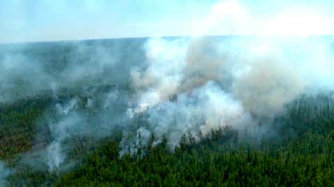 ARCHIV - 02.07.2020, Russland, Jakutsk: Rauchwolken steigen aus einem Wald auf. In der Arktis ist mit 38 Grad im vergangenen Jahr ein Temperaturrekord gemessen worden. (zu dpa «38 Grad in der Arktis: Temperaturrekord offiziell anerkannt») Foto: Uncredited/sub/AP/dpa +++ dpa-Bildfunk +++