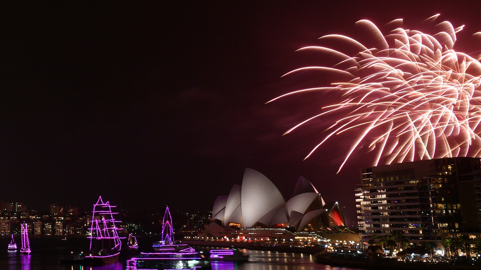 Die Welt Begrusst 2020 Die 20er Jahre Des 21 Jahrhunderts Beginnen The Weather Channel Artikel Von The Weather Channel Weather Com