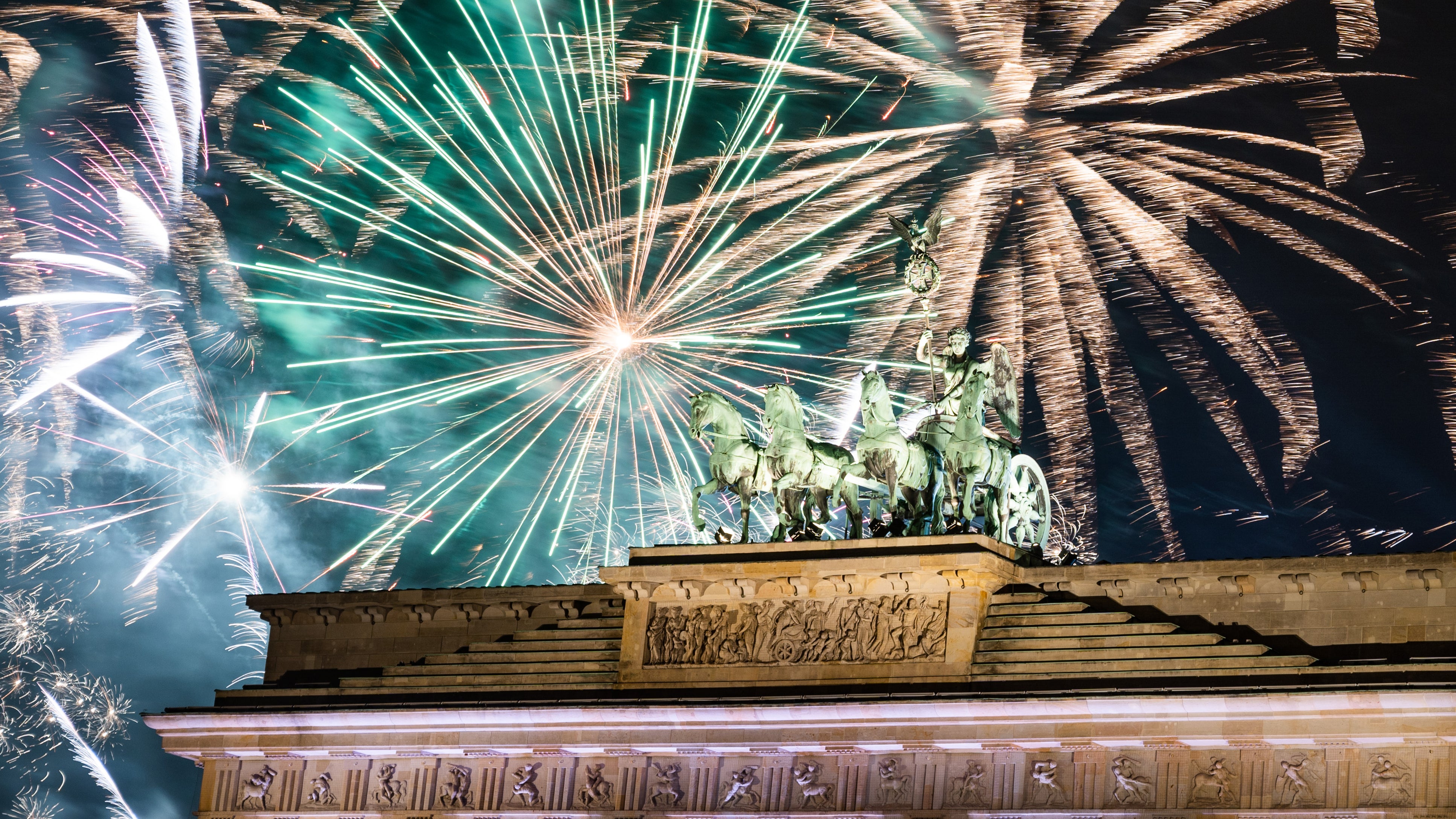 Berlin: W&auml;hrend der Silvesterparty wird am Brandenburger Tor das offizielle Feuerwerk gez&uuml;ndet.