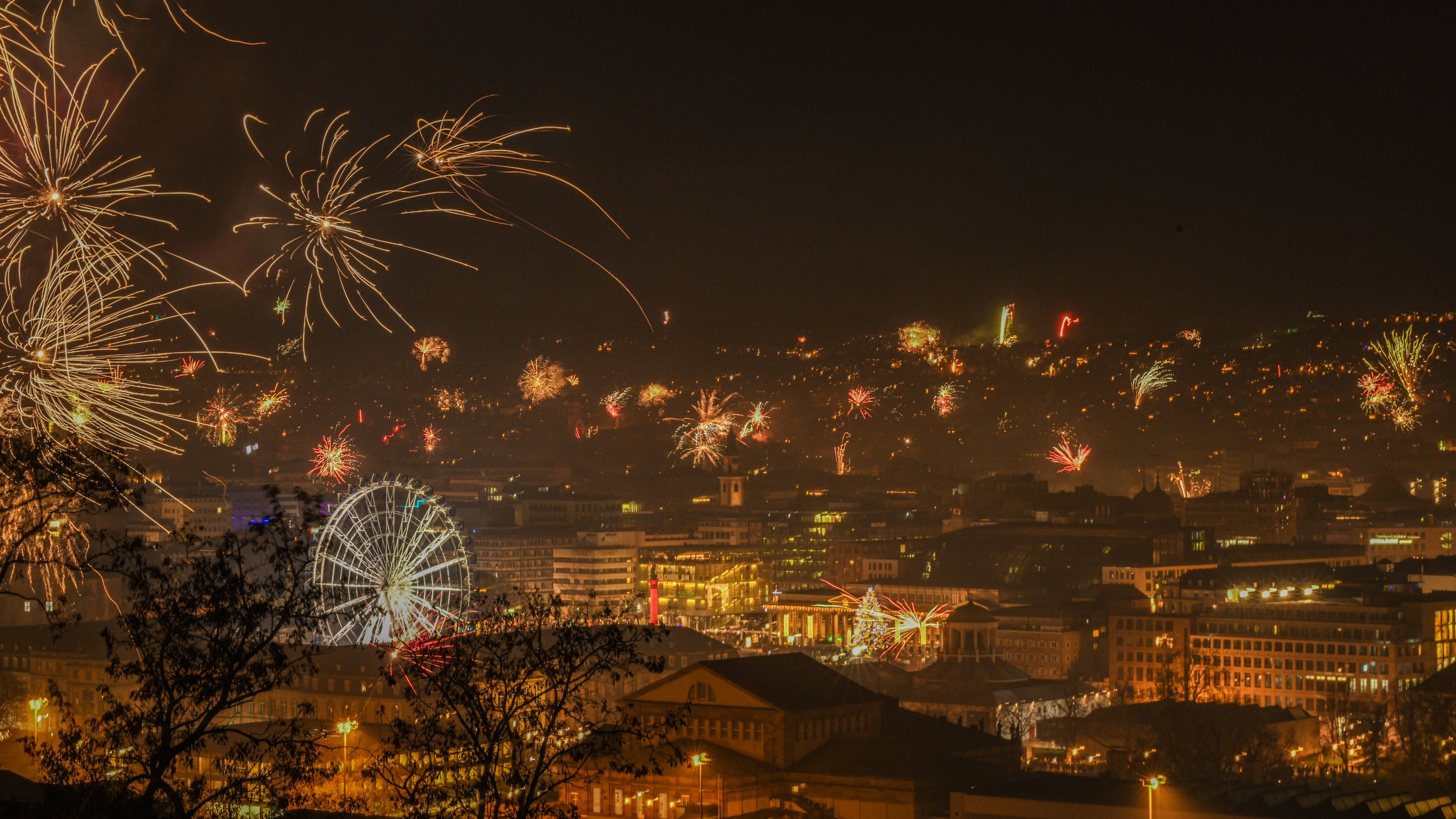 01.01.2024, Baden-W&uuml;rttemberg, Stuttgart: Mit Sicht auf die Stuttgarter Innenstadt von der Uhlandsh&ouml;he aus. Mit vielen Raketen wird der Jahreswechsel von 2023 in 2024 gefeiert. (Jason Tschepljakow/dpa)

