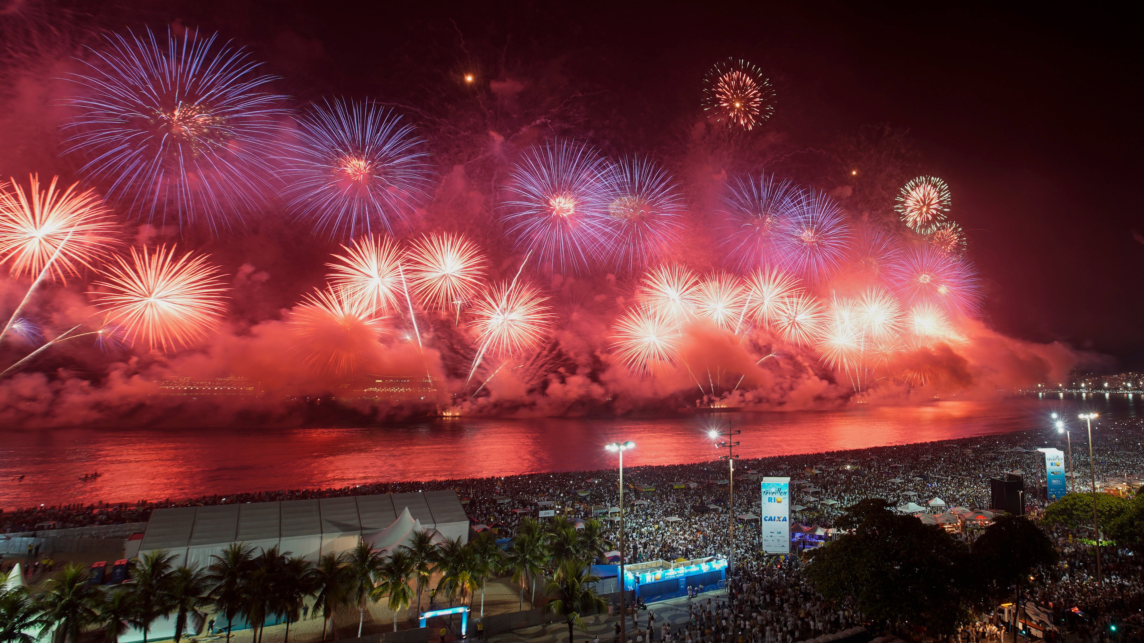 Rio De Janeiro: Ein Feuerwerk explodiert an der Copacabana w&auml;hrend der Neujahrsfeierlichkeiten. Die Silvesterfeierlichkeiten rund um den Globus sind wegen der Corona-Pandemie diesmal anders.