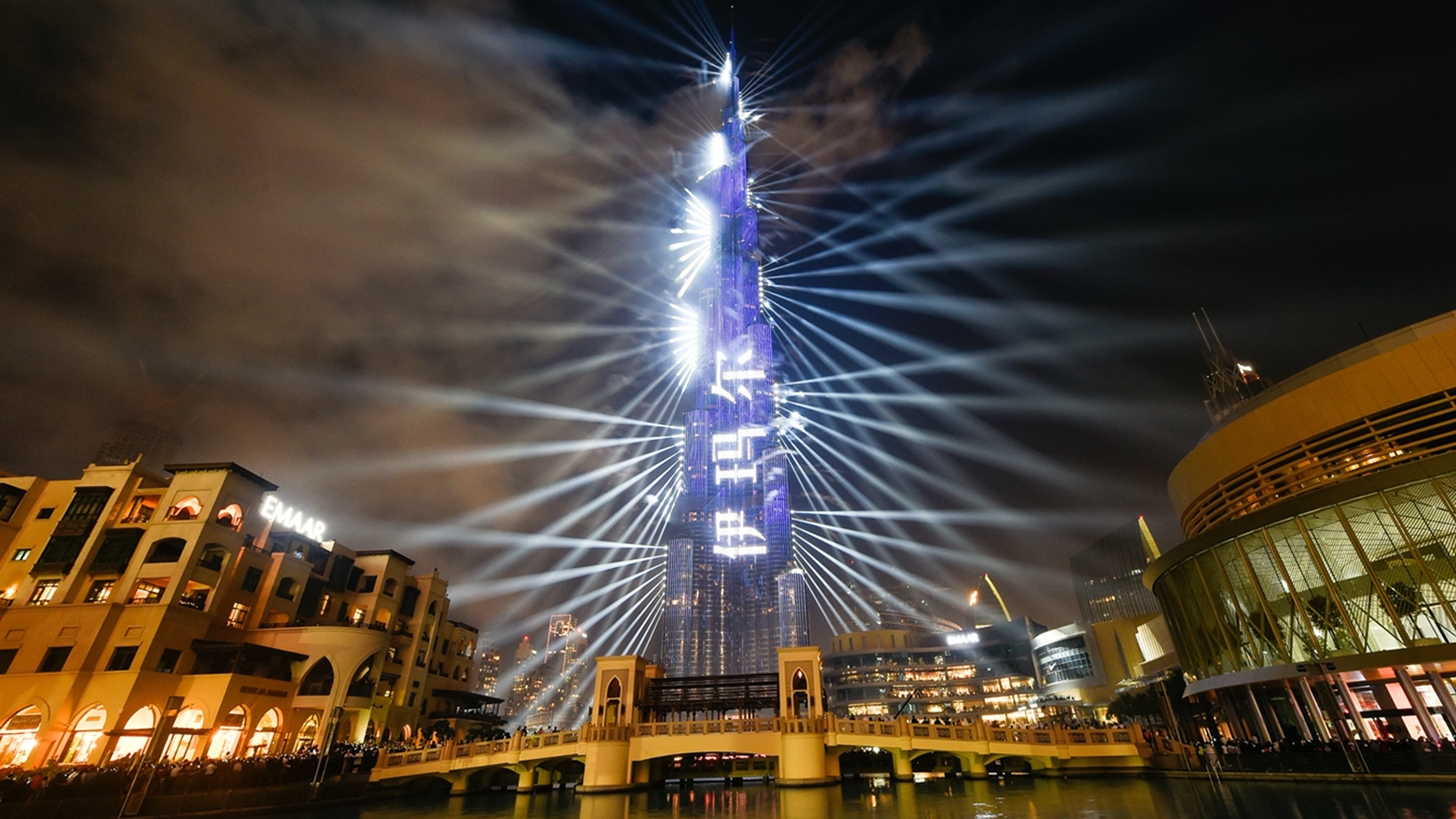 Dubai: Der Burj Khalifa, das h&ouml;chste Geb&auml;ude der Welt, leuchtet w&auml;hrend der Neujahrsfeierlichkeiten. Die Silvesterfeierlichkeiten rund um den Globus sind wegen der Corona-Pandemie diesmal anders.