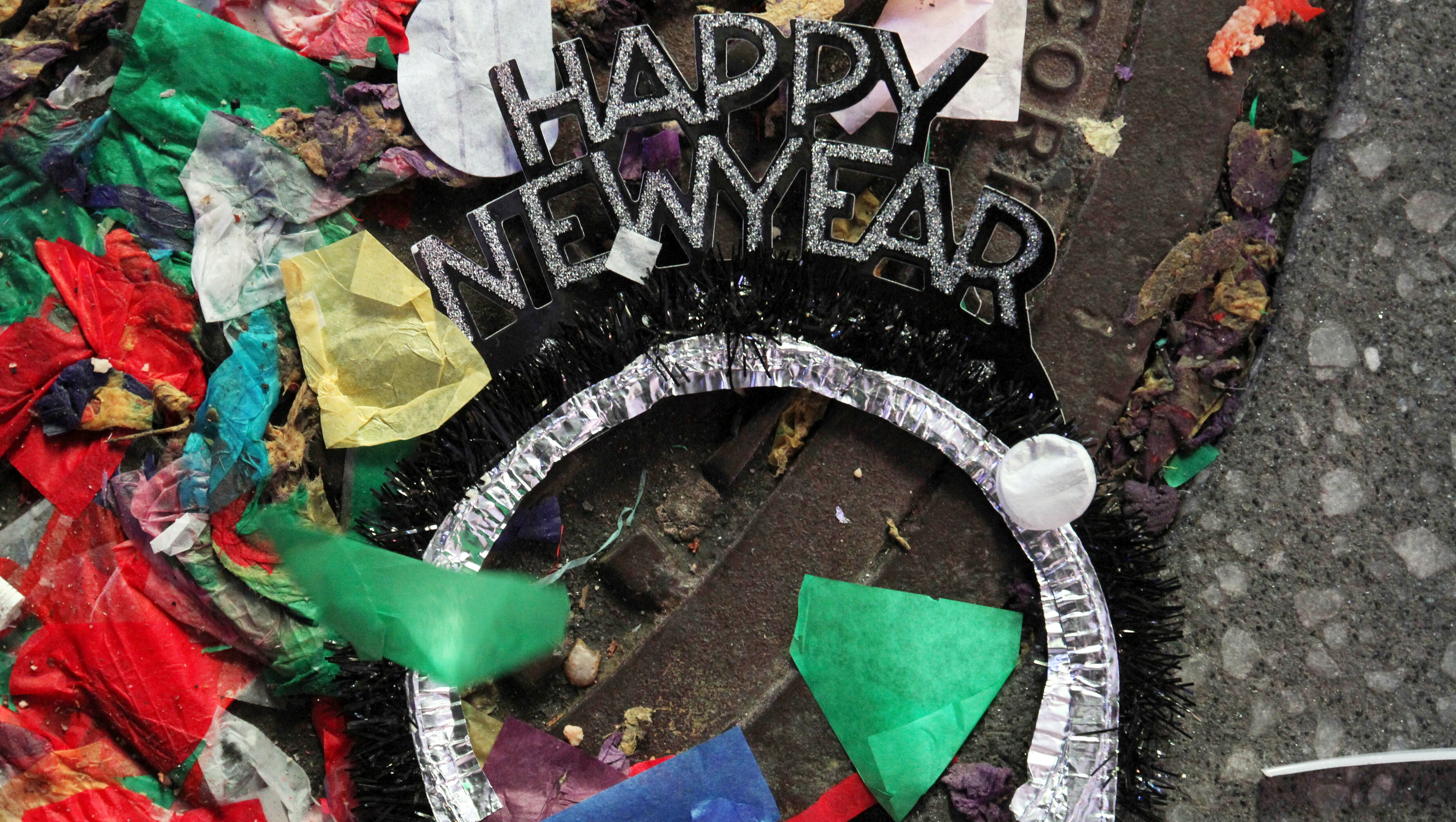 New York: Ein Silvester-Kopfreif mit dem Schriftzug &laquo;Happy New Year&raquo; liegt zwischen Konfetti auf der Stra&szlig;e auf dem New Yorker Times Square am fr&uuml;hen Morgen von Neujahr.