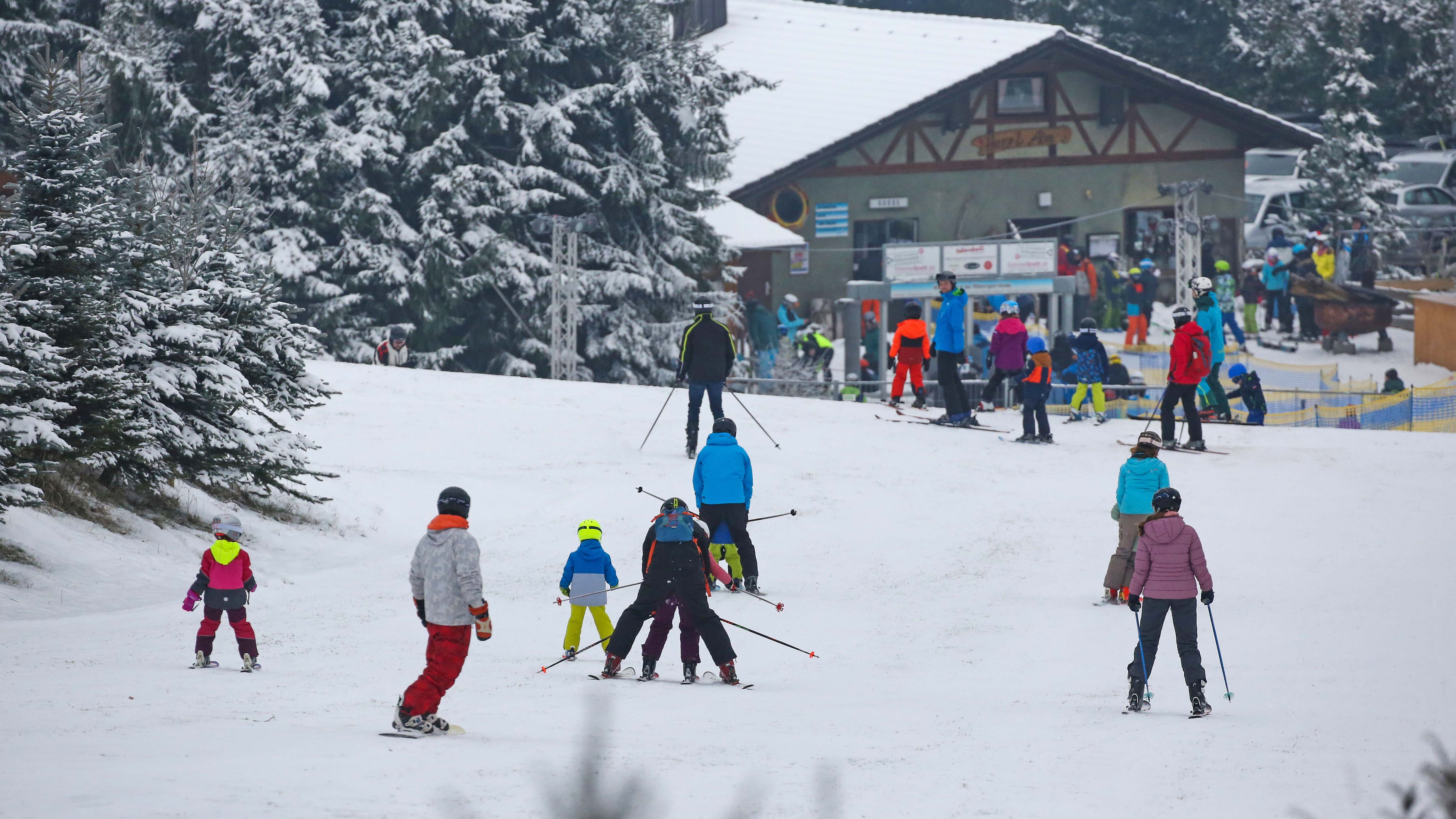 21.01.2023, Baden-W&uuml;rttemberg, Lichtenstein: Wintersportler sind in einem Skigebiet bei Holzelfingen auf der Schw&auml;bischen Alb auf der Piste unterwegs. Foto: Thomas Warnack/dpa +++ dpa-Bildfunk +++