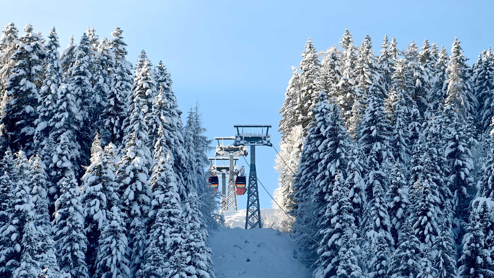 10.12.2021, &Ouml;sterreich, Fieberbrunn: Die Gondelbahn ist in Betrieb. Skifahren ist in Tirol erlaubt. F&uuml;r die Wintersportler gilt jedoch die 2G-Regel (geimpft oder genesen). Foto: Barbara Gindl/APA/dpa +++ dpa-Bildfunk +++